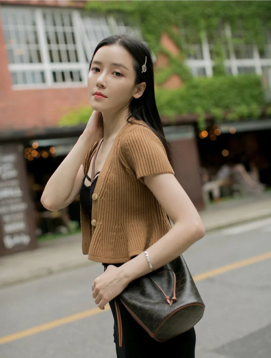 Маленькая холщовая сумка Celine Triomphe на завязках - желто-коричневая с монограммой.