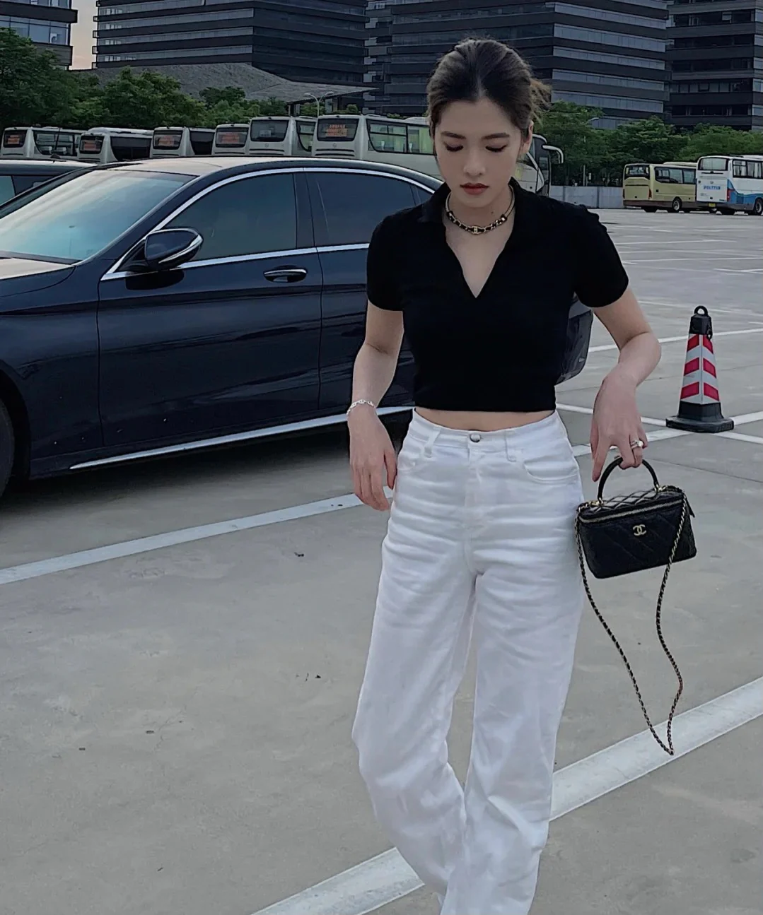 Сумка-коробочка Chanel с кожаной ручкой, длинная, черная.