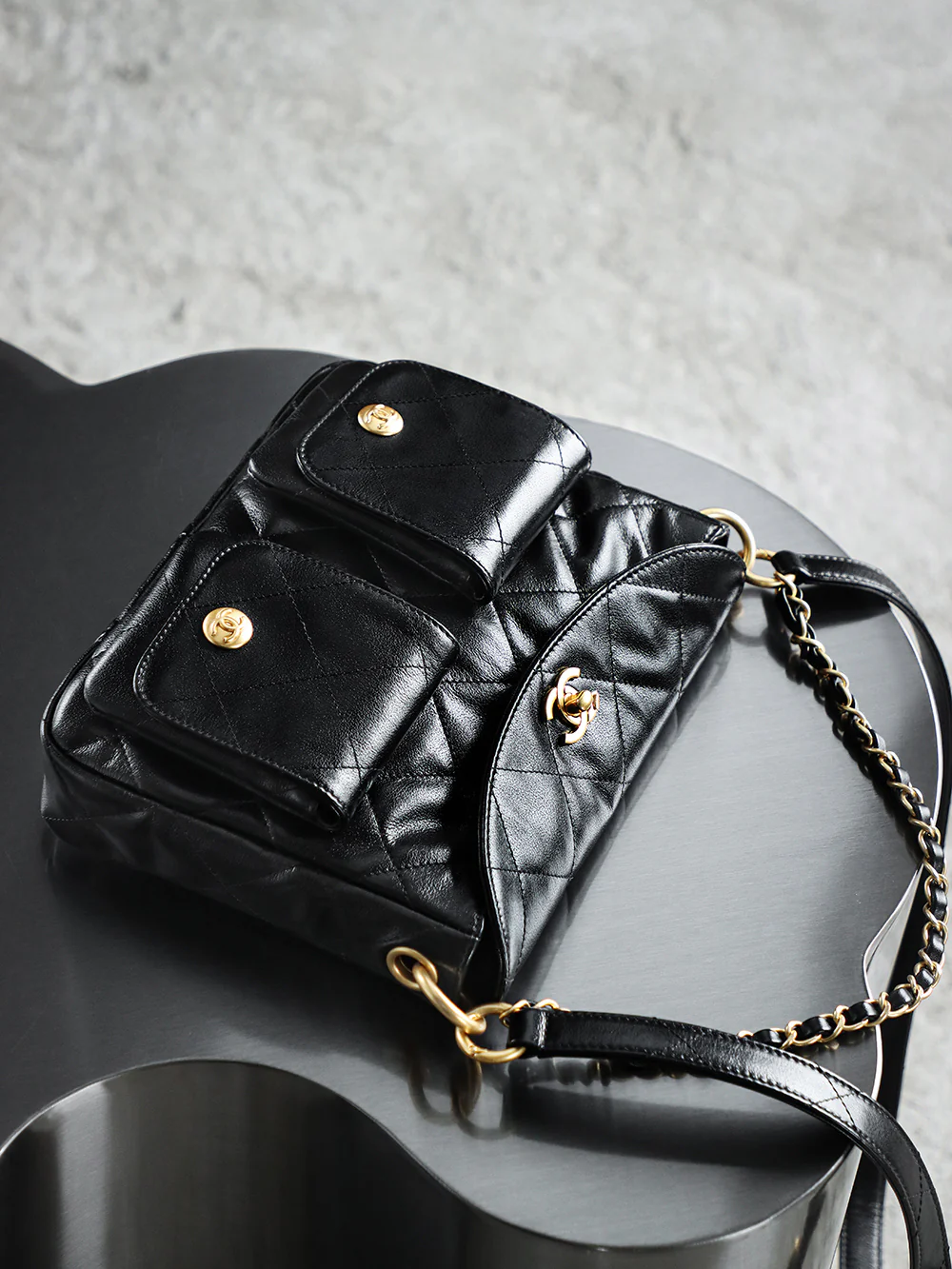 Сумка-хобо Chanel 24p Messenger, маленькая, черная, с золотой пряжкой.