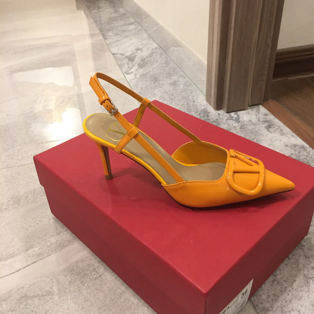 Лакированные сандалии Valentino с острым носком, оранжевые.