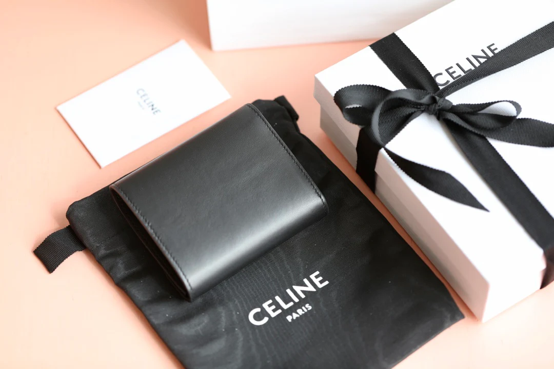 Маленький глянцевый кошелек Triomphe с клапаном из овечьей кожи - черный