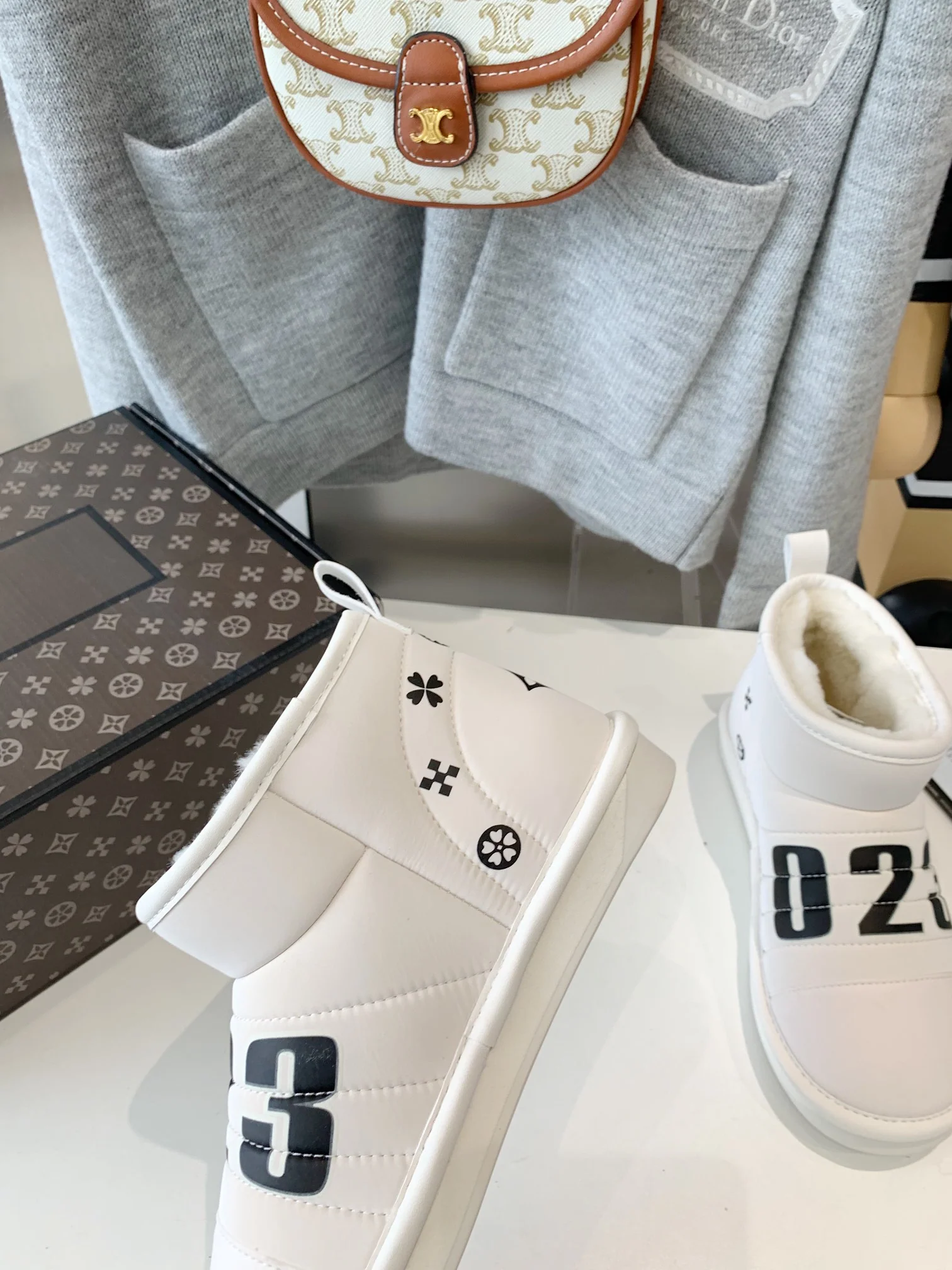 зимние ботинки с буквой LV