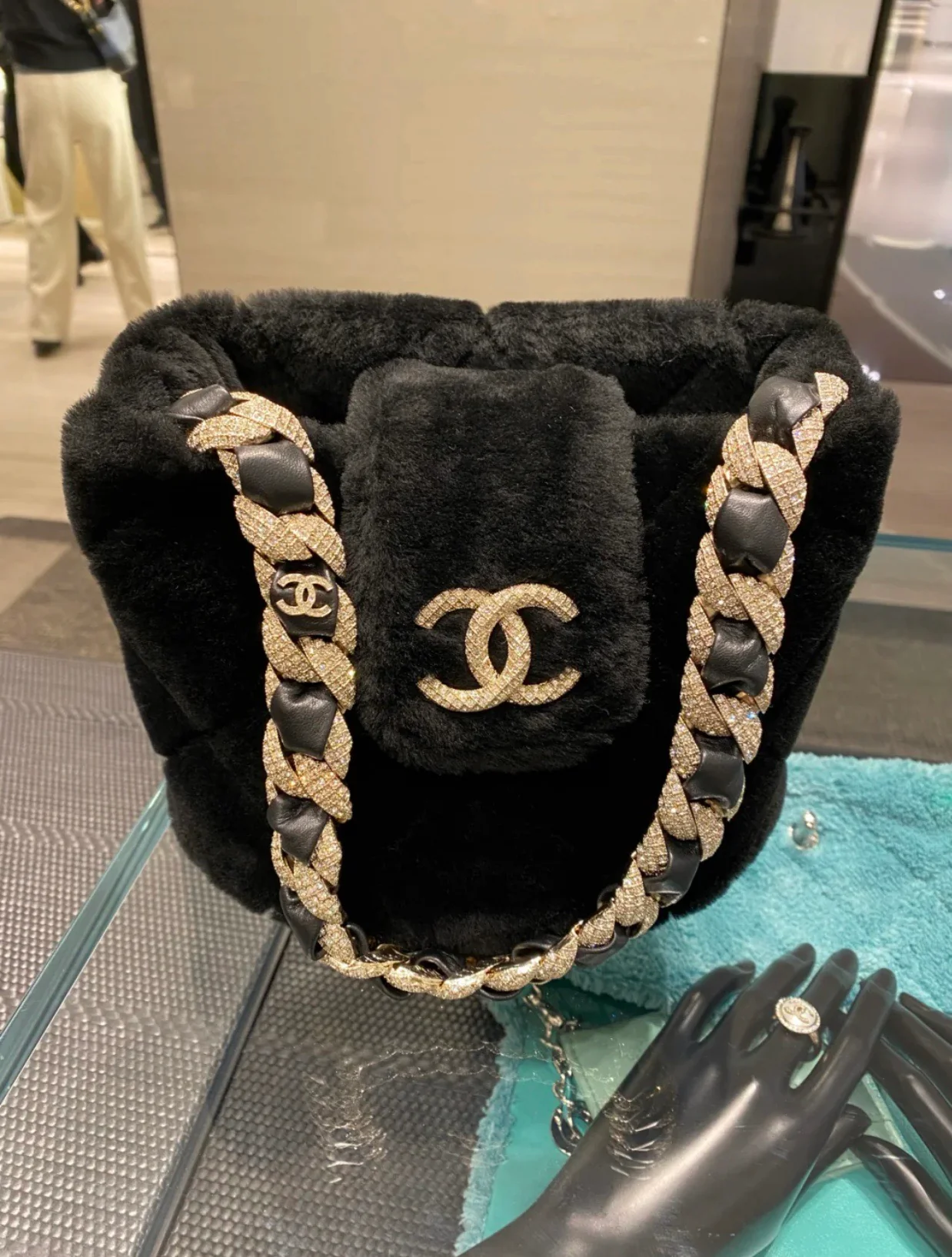 Сумка Chanel из овчины с цепочкой и бриллиантами - 1