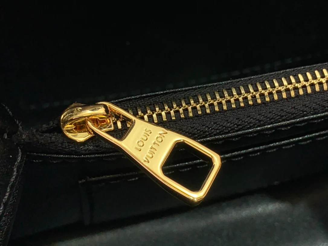 Сумка LV Capucines BB из кожи с жемчужной цепочкой - черная - 1 шт.