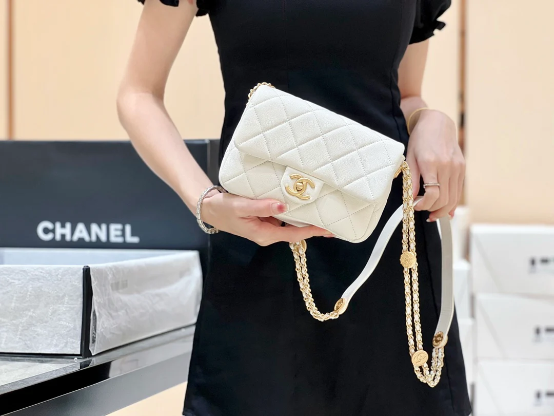 Сумка Chanel CF с цепочкой и монетками — зернистая телячья кожа — маленькая — белая — фотографии, демонстрирующие, как она выглядит на руке.