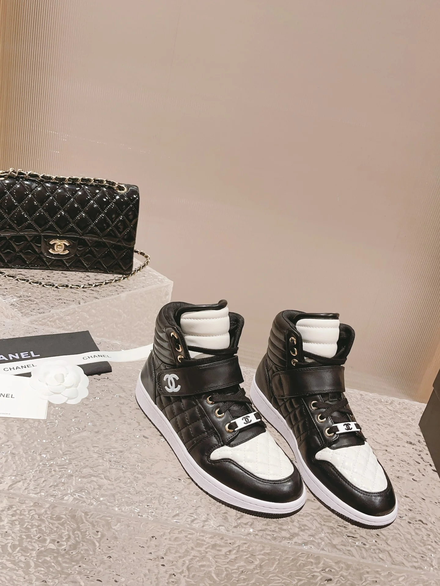 Высокие кроссовки Chanel на липучках, черные.