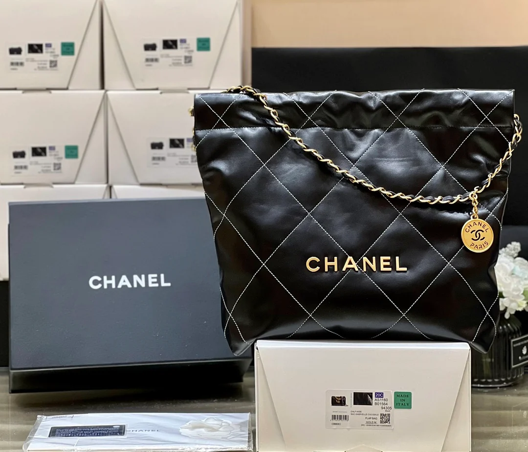 Круизная коллекция Chanel 2023 - сумка 22bag - Маленькая - Черная