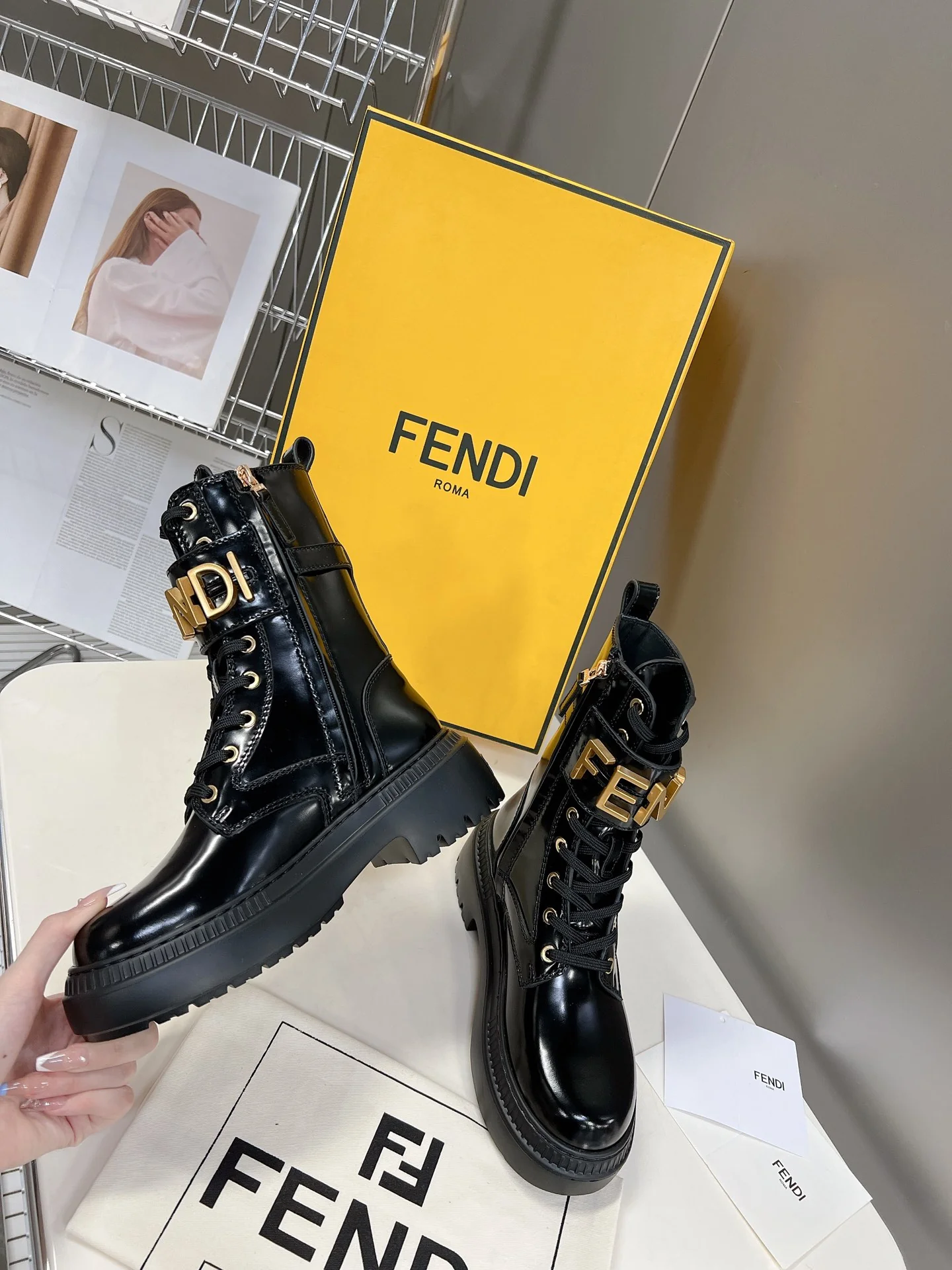 Новинка весны 2022 года от Fendi - Ботильоны Martin на шнуровке с пряжкой в ??виде буквы - Черные