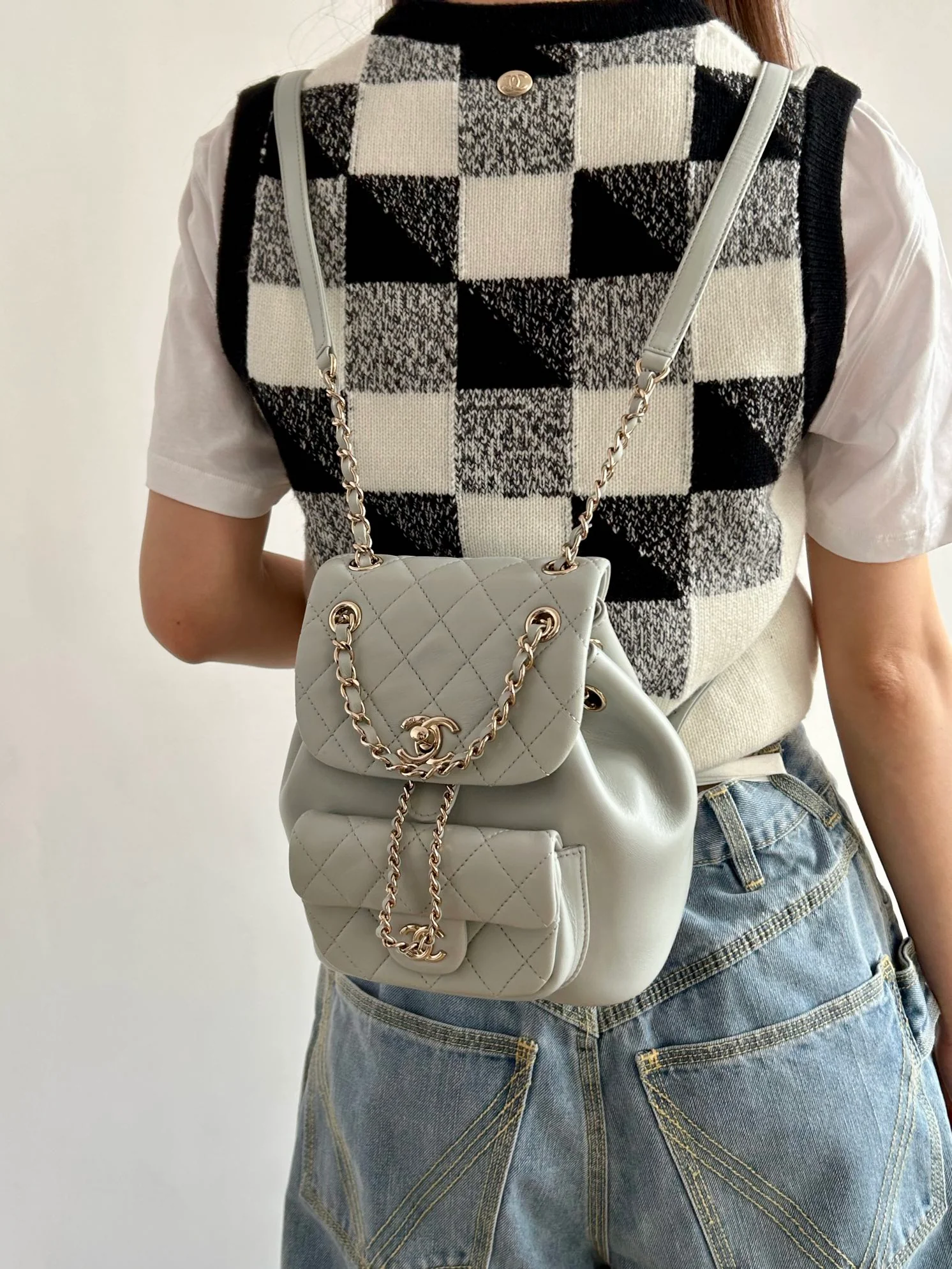 Новинка начала лета 2023 от Chanel - Мини-рюкзак Duma - Серо-голубой - Фотографии в действии.