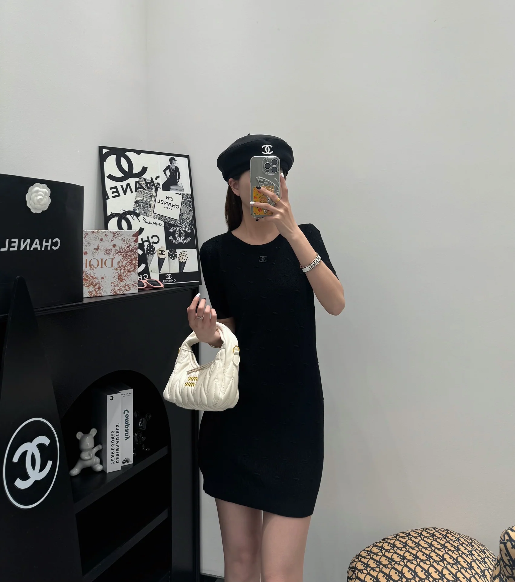 Chanel 2403 - Стеганое трикотажное платье с короткими рукавами и темным узором - Черное