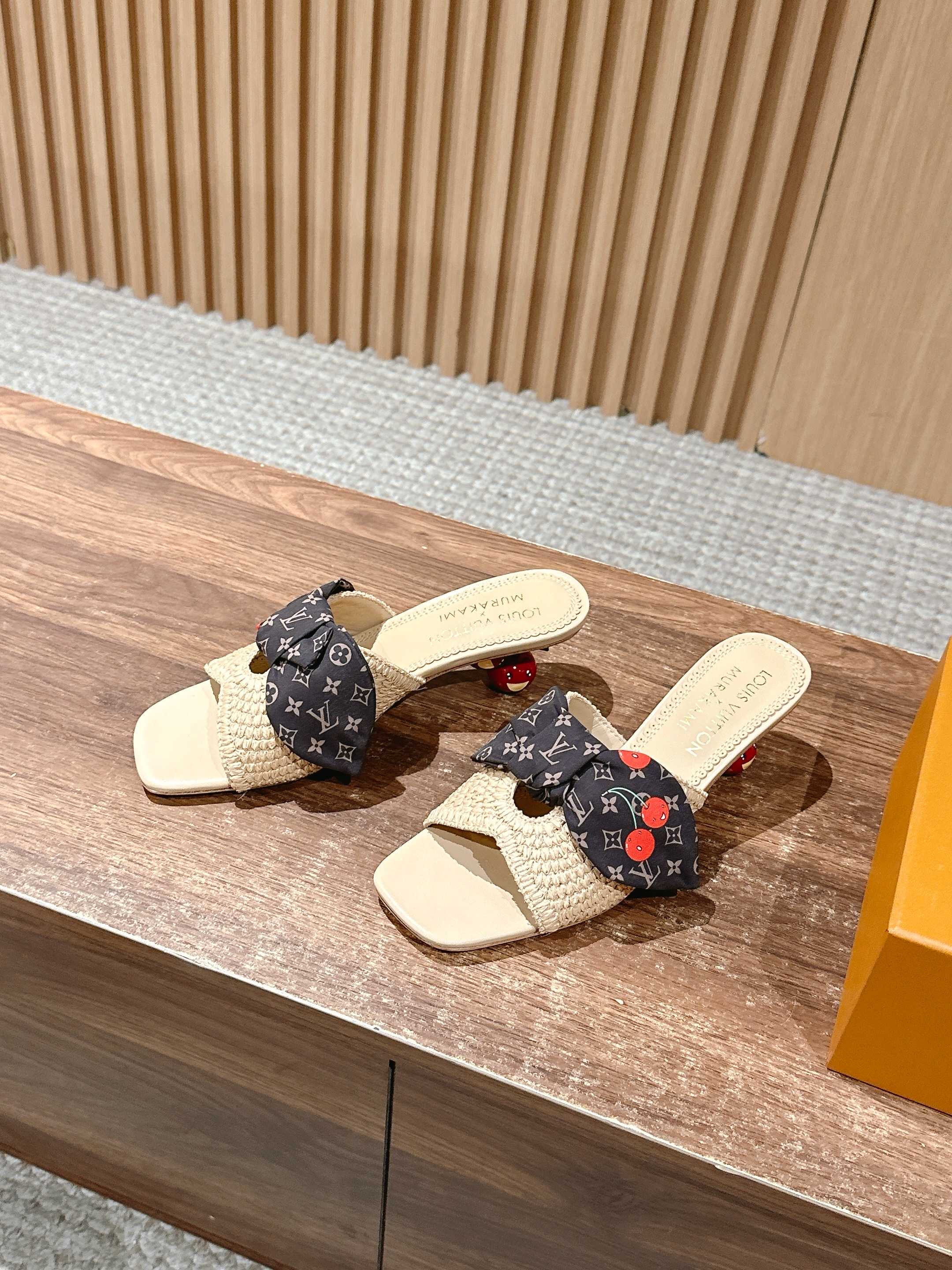 LV - Соломенные сандалии на низком каблуке с бантом - Бежевые