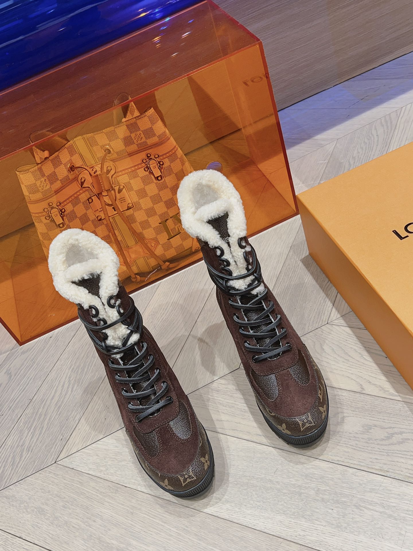 Новинка осенне-зимней коллекции LV 2023 — Ботинки Мартин на массивном каблуке — Коричневые