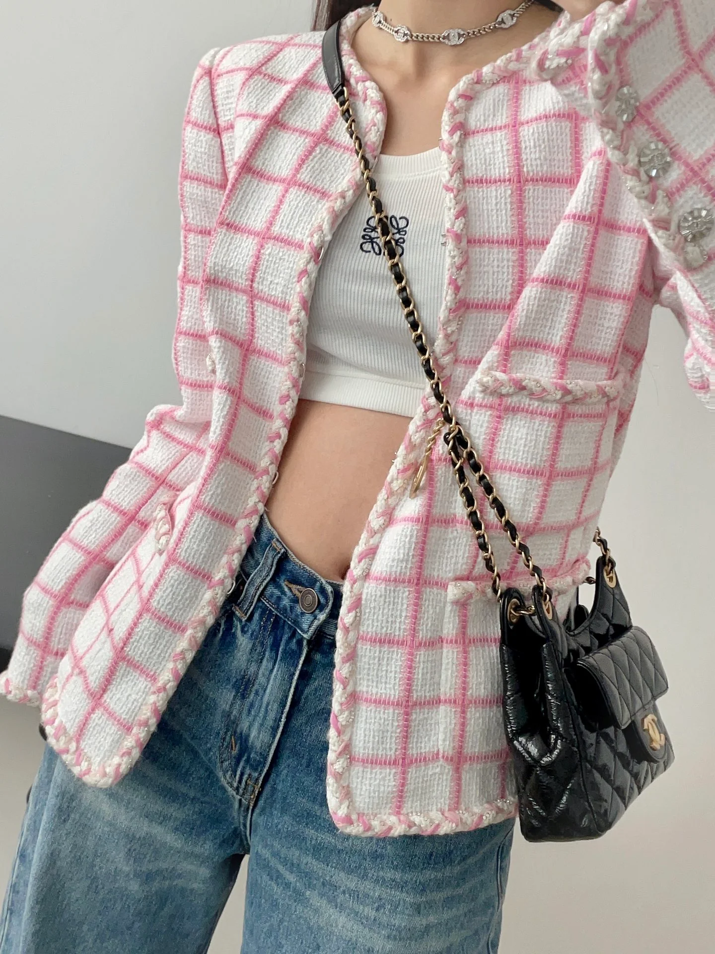 Коллекция Chanel ?Ранняя весна 2023? — сумка-хобо в стиле хиппи — маленькая — черная — фотографии в одежде.