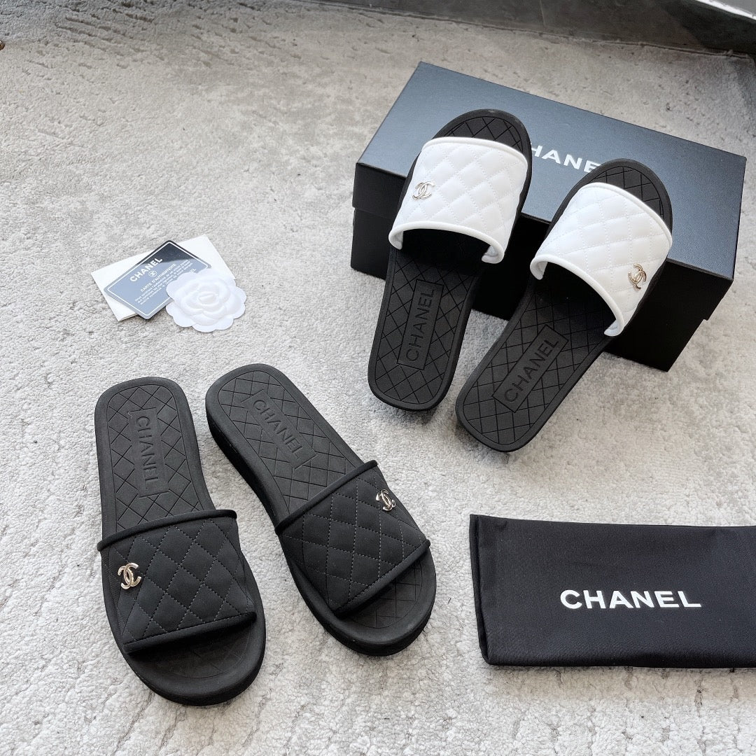 Новинка сезона весна/лето 2023 от Chanel - кожаные тапочки из овечьей кожи - черные.