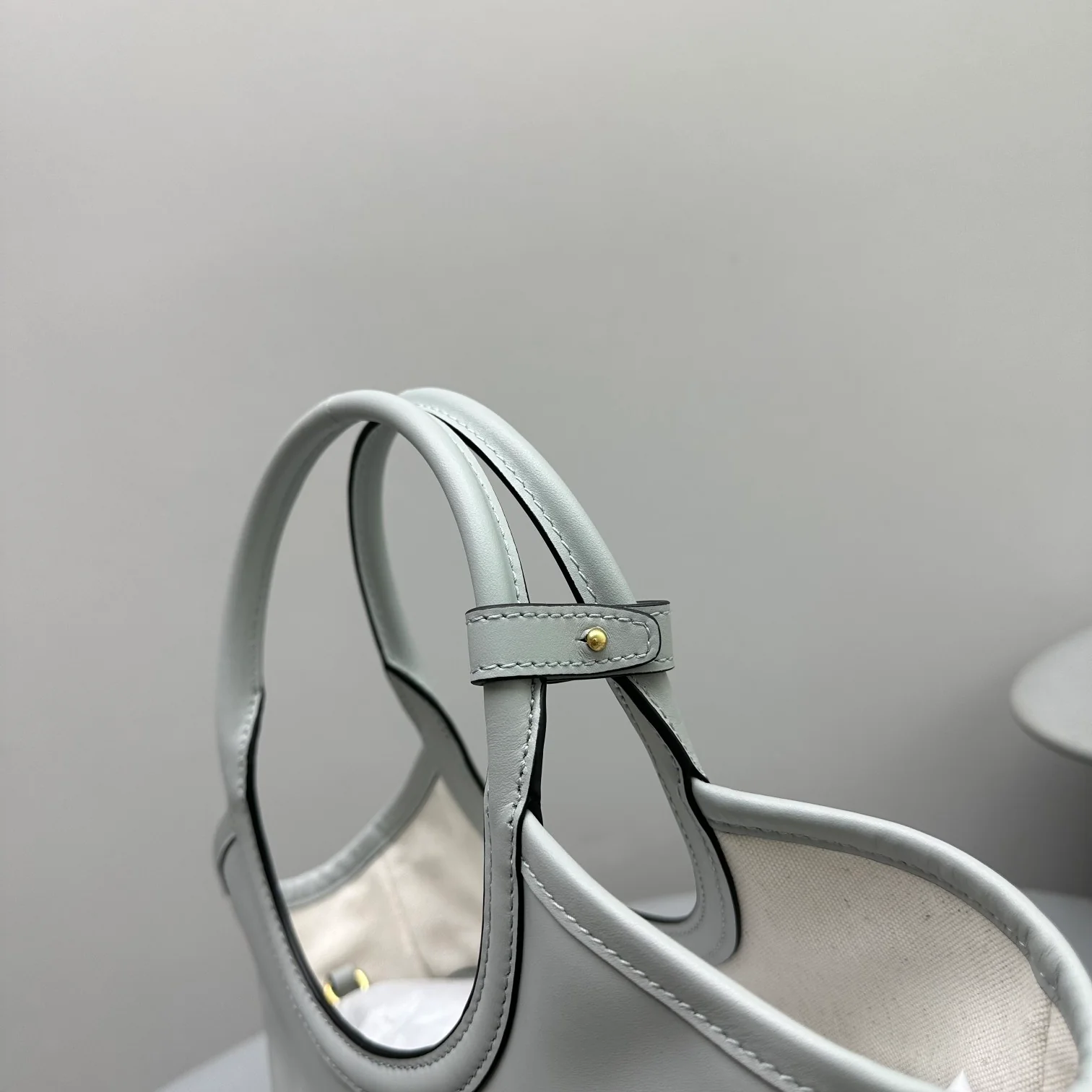 Сумка-тоут Miu Miu Ivy, маленькая, светло-голубая.