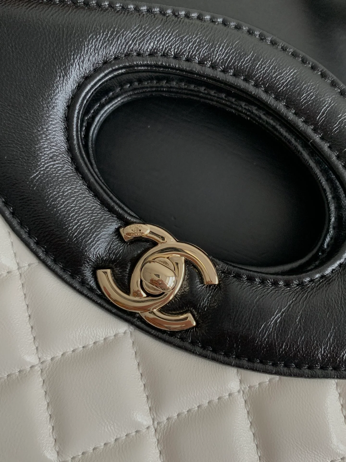 Мини-сумка Chanel 24b 31, черная с отделкой из овечьей кожи, белая