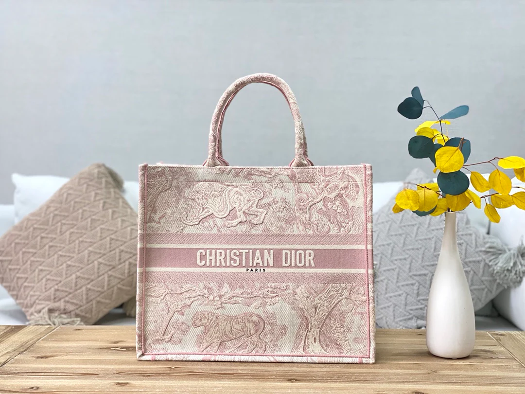 Большая сумка Dior Book Tote 41,5 см с вышивкой 