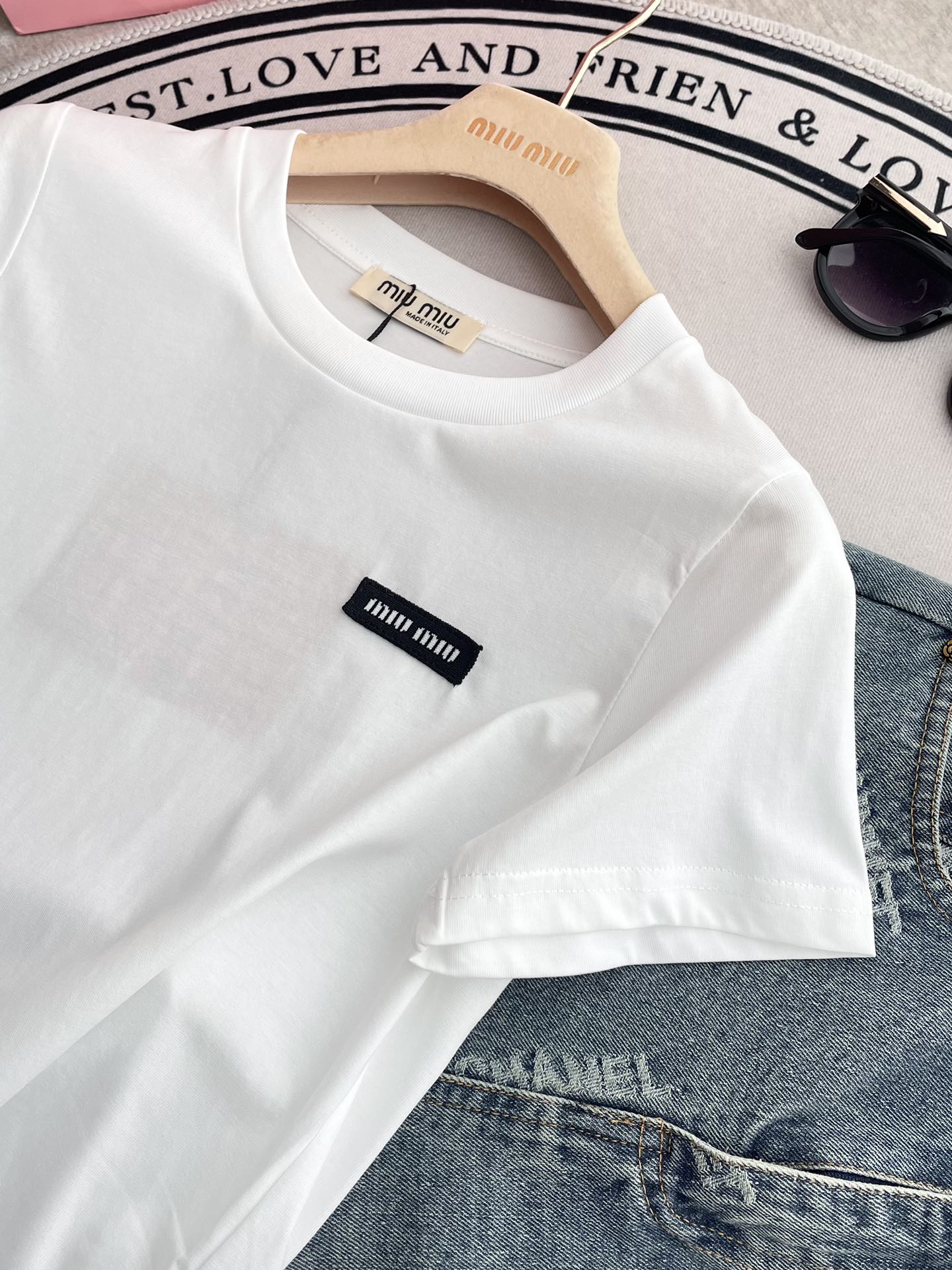 Miu Miu-2404 - Простая футболка с коротким рукавом и буквенным принтом