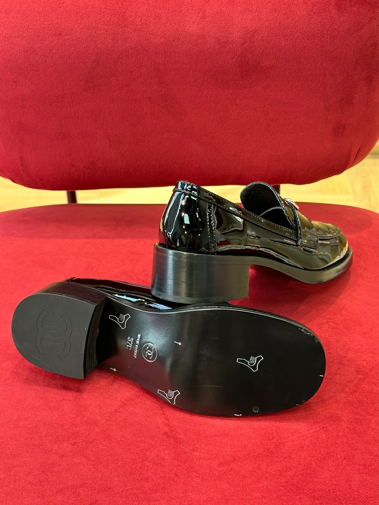 Новинка 2023 года от Chanel - Лоферы в форме сердца из лакированной кожи - Черные