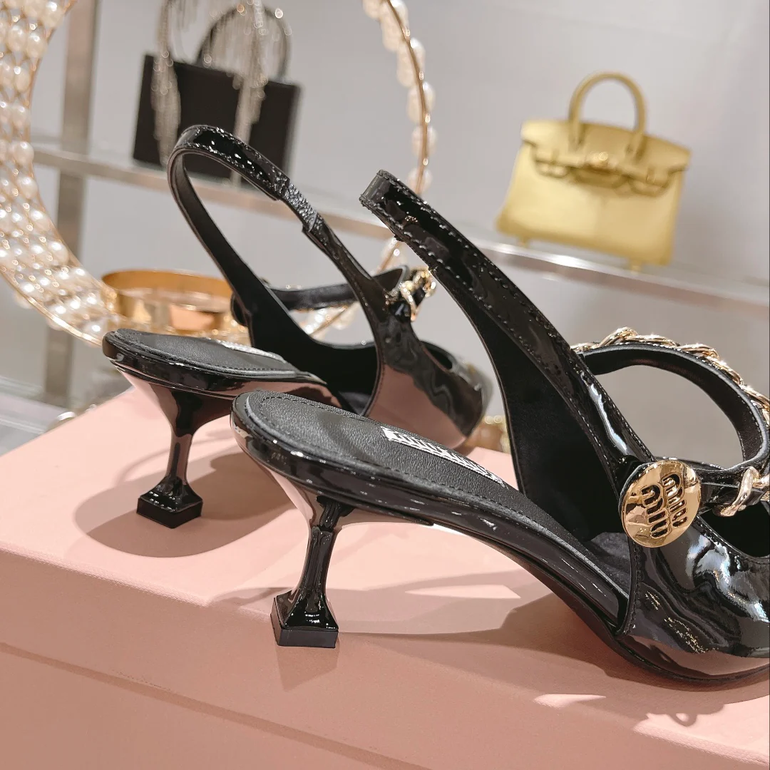 Новинка осенне-зимней коллекции Miu Miu 2022 — Туфли на каблуке с острым носком и разрезом — Черные — 1