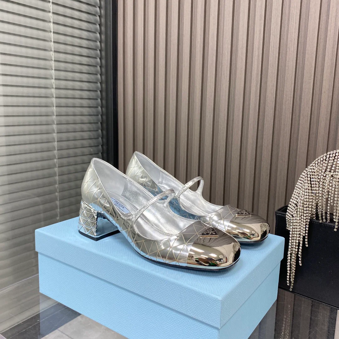 Новинка сезона весна/лето 2022 от Prada - туфли Мэри Джейн