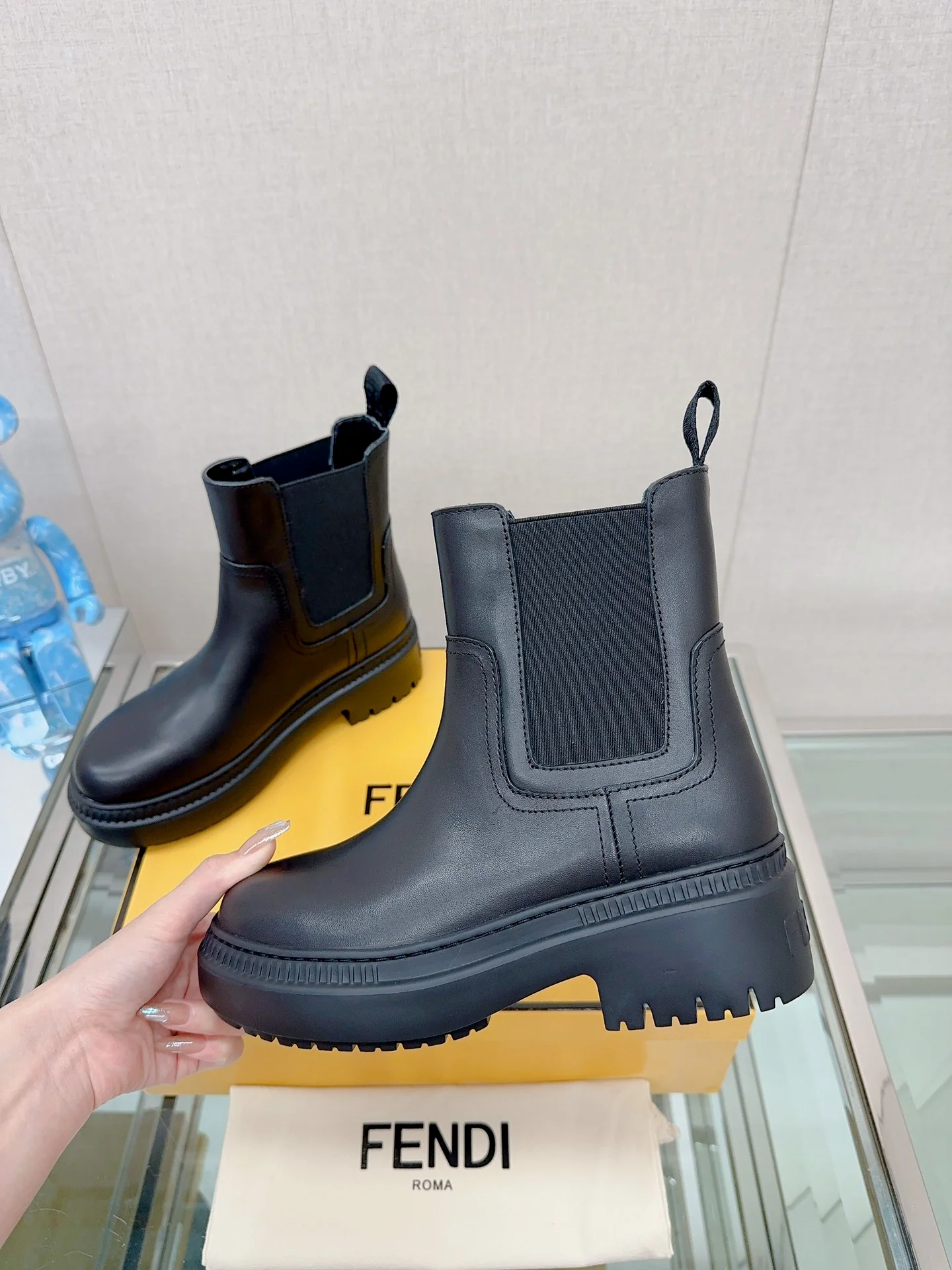 Новинка сезона осень/зима 2023 от Fendi — ботильоны-челси на платформе с эластичным поясом — матово-черные.