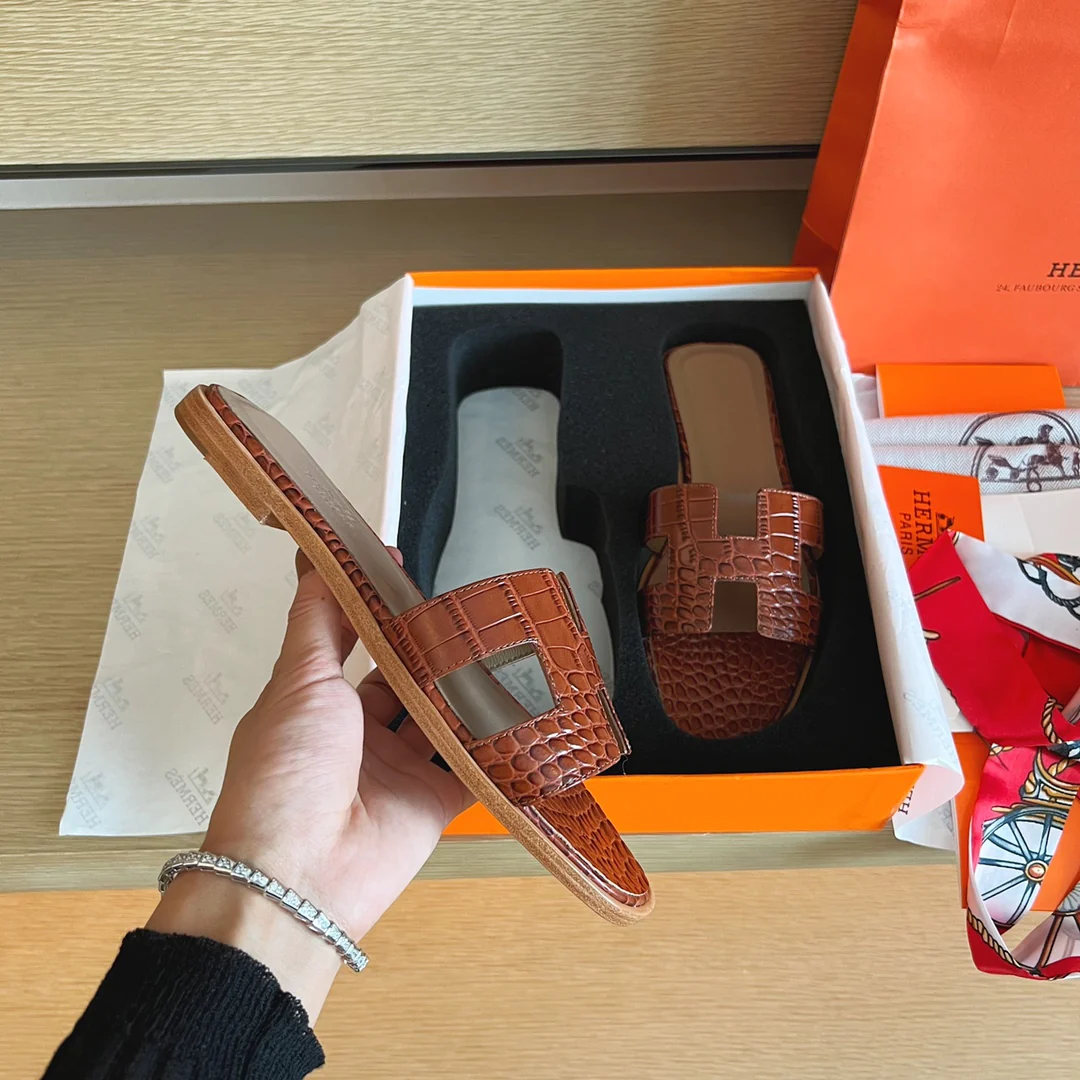 Классические тапочки Hermes с буквой H — крокодиловая кожа — коричневые