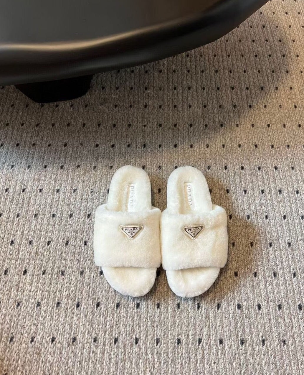 Новинка сезона осень/зима 2023 от Prada - Шерстяные тапочки - Белые