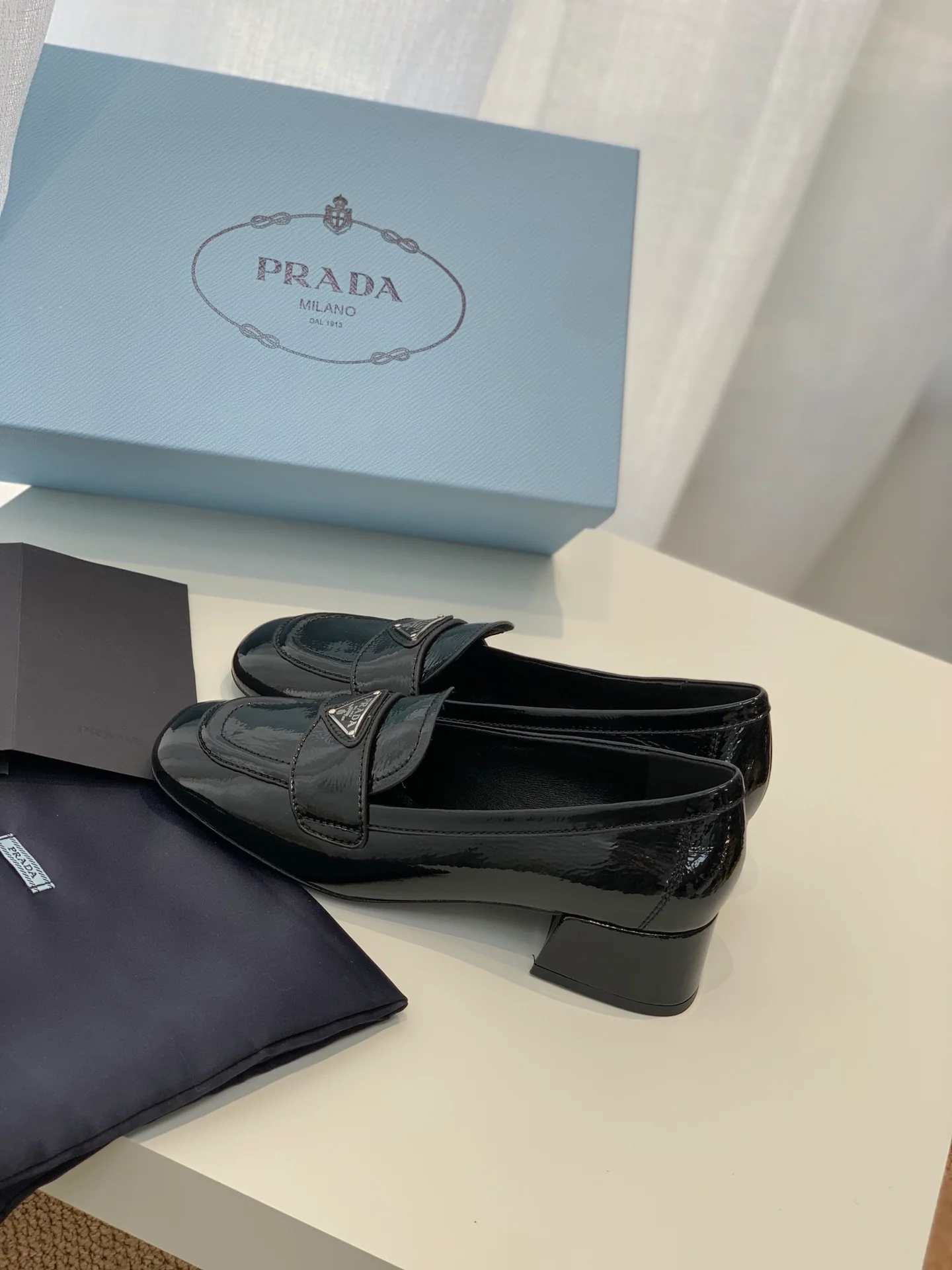 Туфли Prada - Лоферы Prada на плоской подошве - лакированная кожа, черные