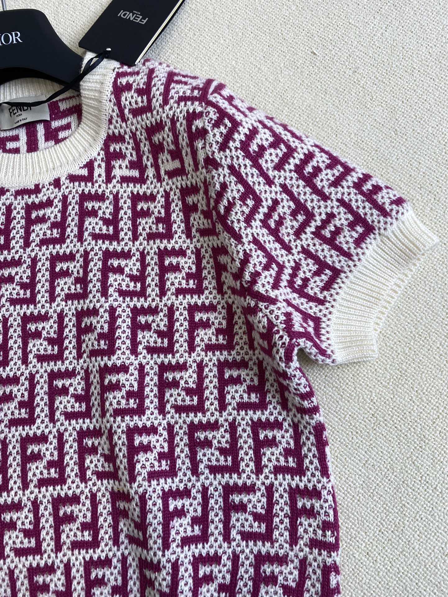 Fendi-2403 - Новинка ранней весны. Вязаная футболка с коротким рукавом и монограммой.