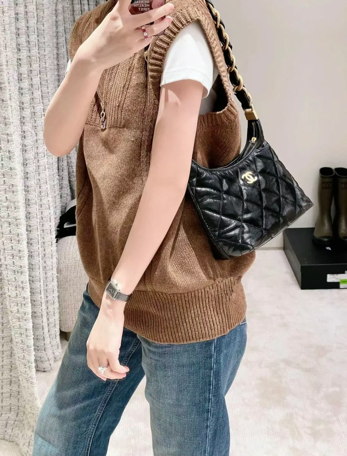 Сумка Chanel 24a Métiers d'Art из глянцевой овечьей кожи, маленькая, черная.