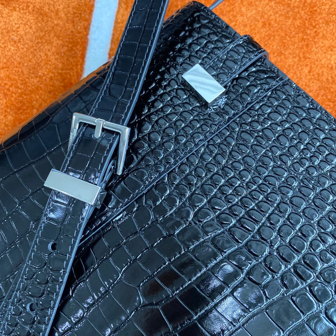 Сумка YSL Manhattan - фурнитура из серебра с тиснением под крокодиловую кожу.