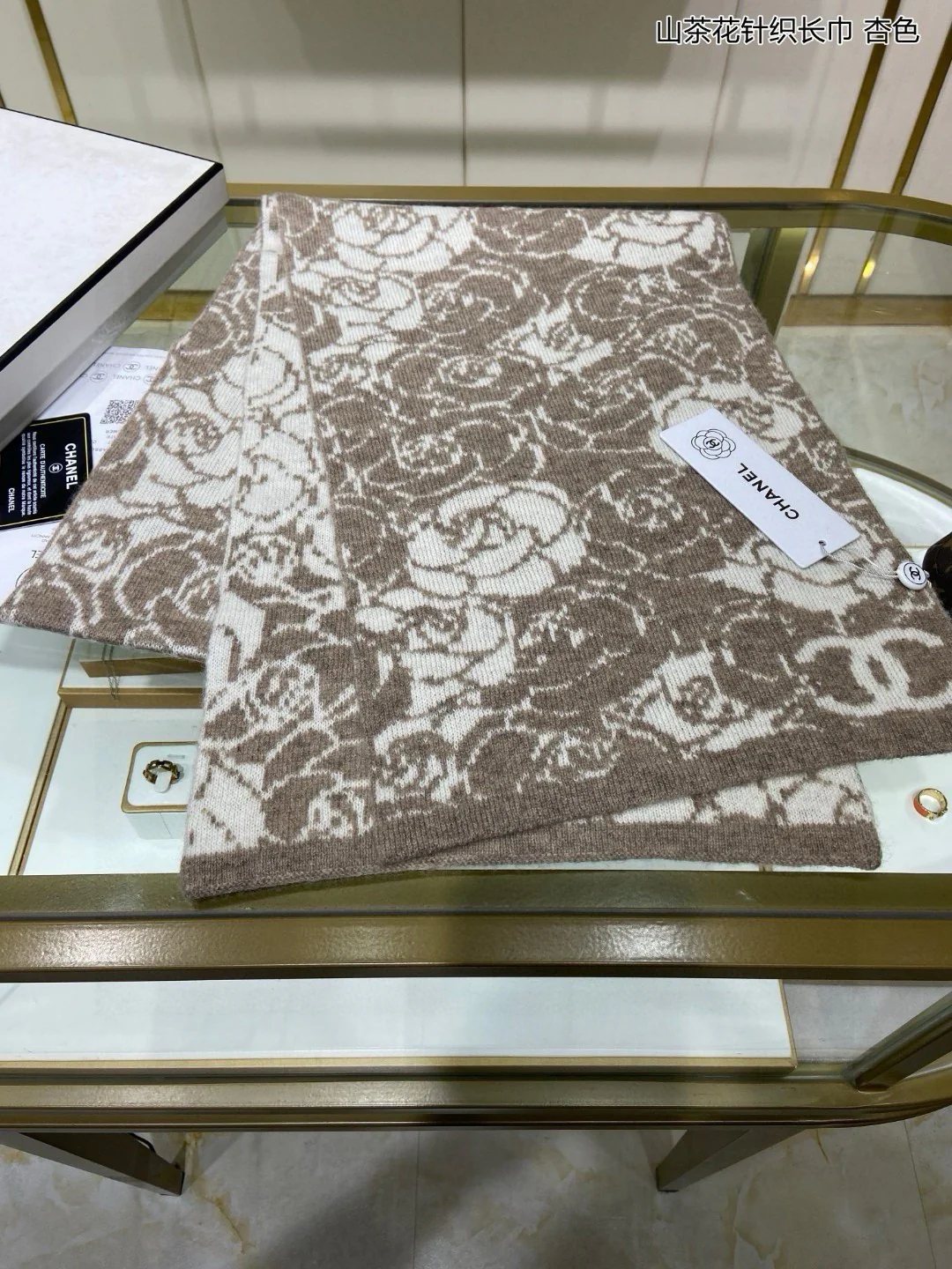 Шарф Chanel 2024 с принтом камелий - коричневый