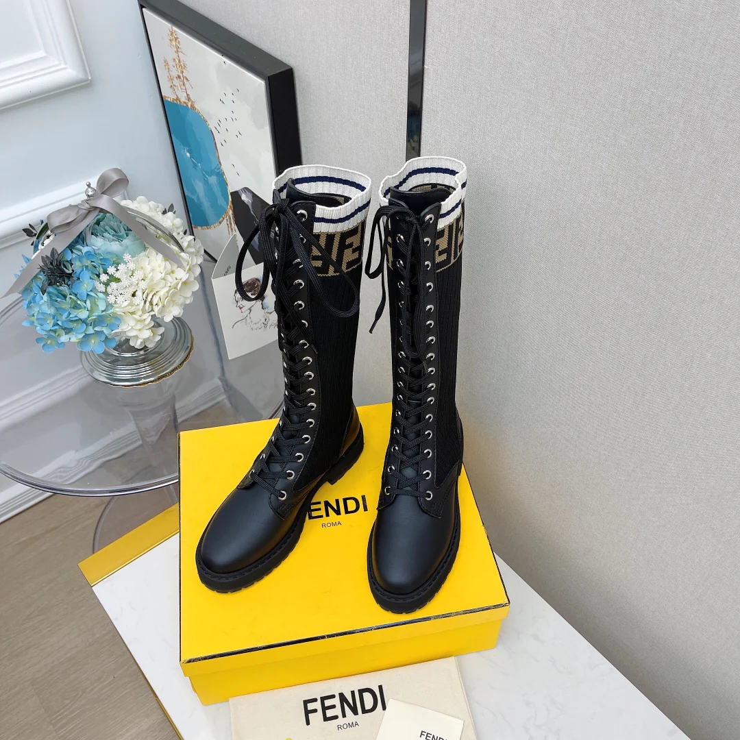 Новинки сезона осень/зима 2022 от Fendi - Ботинки Dr. Martens - Ботинки до середины икры - 2