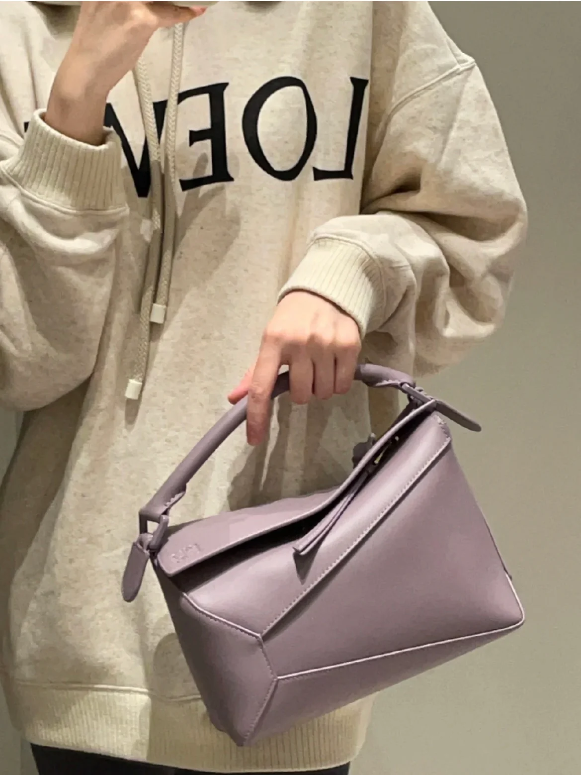 Сумка Loewe Puzzle Geometric с плечевым ремнем в виде буквы — сиреневая.