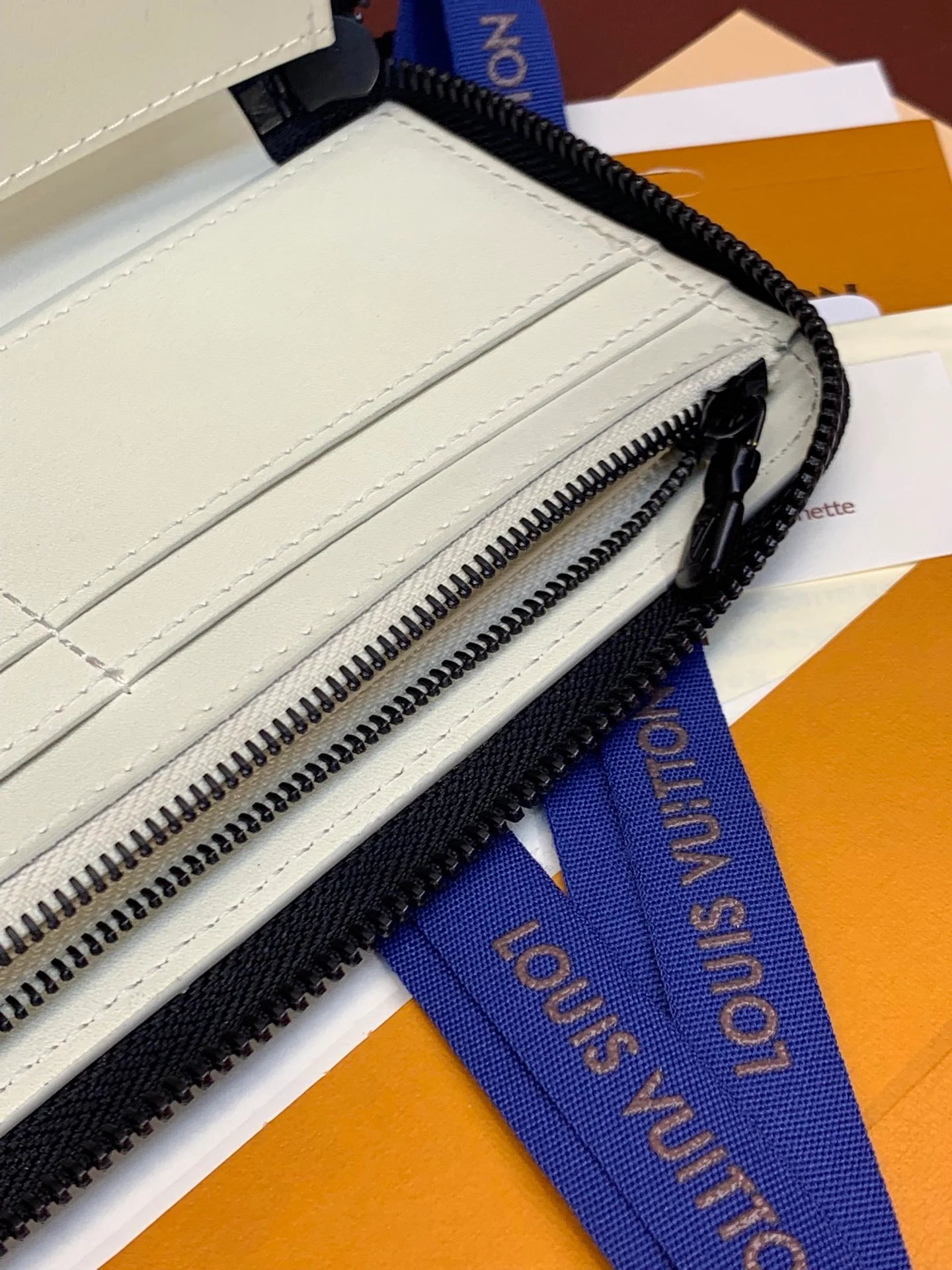 LV-m62295-Усовершенствованный вертикальный кошелек Zippy - Элегантный белый