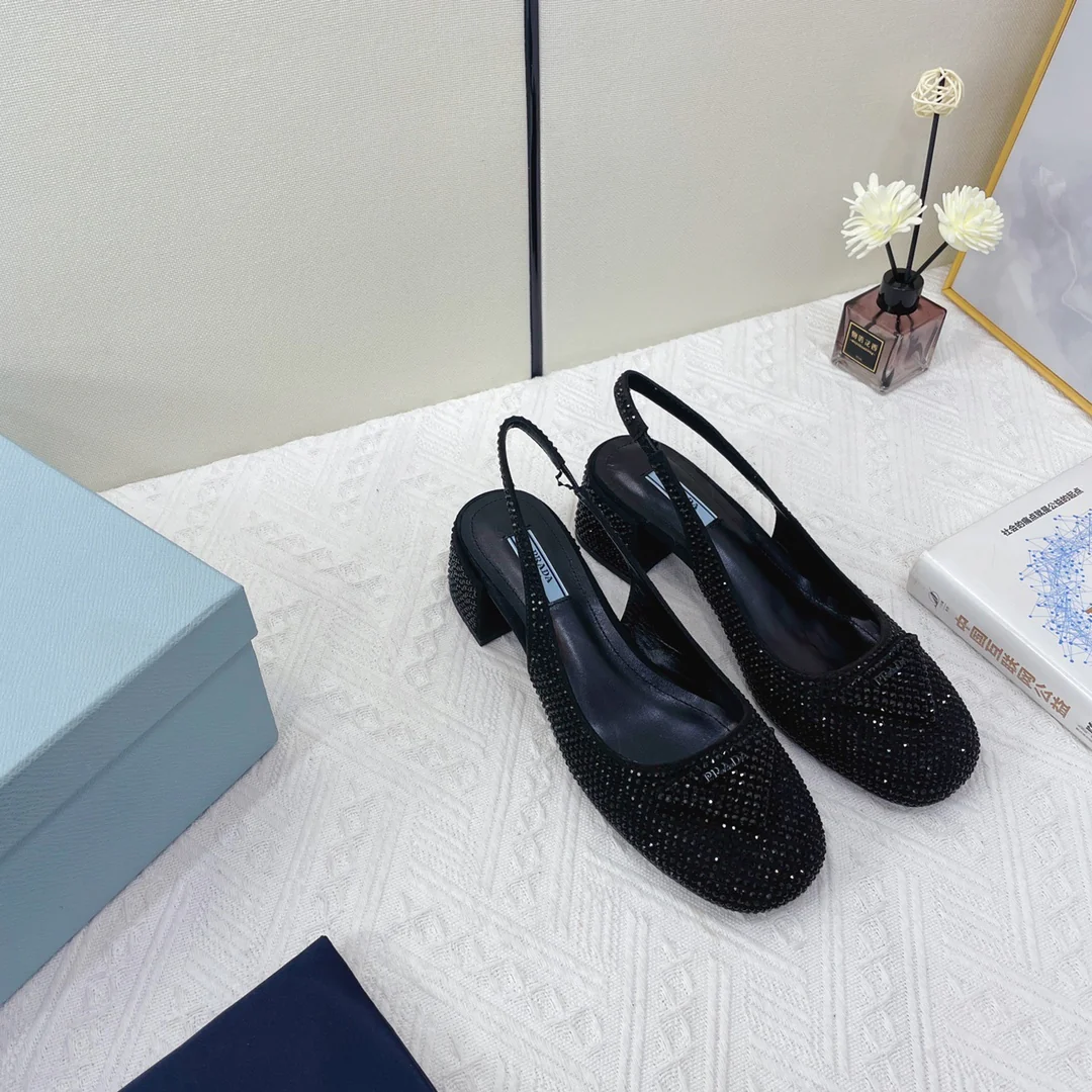 Туфли Prada - туфли-мэри-джейн на низком каблуке, украшенные стразами - черные