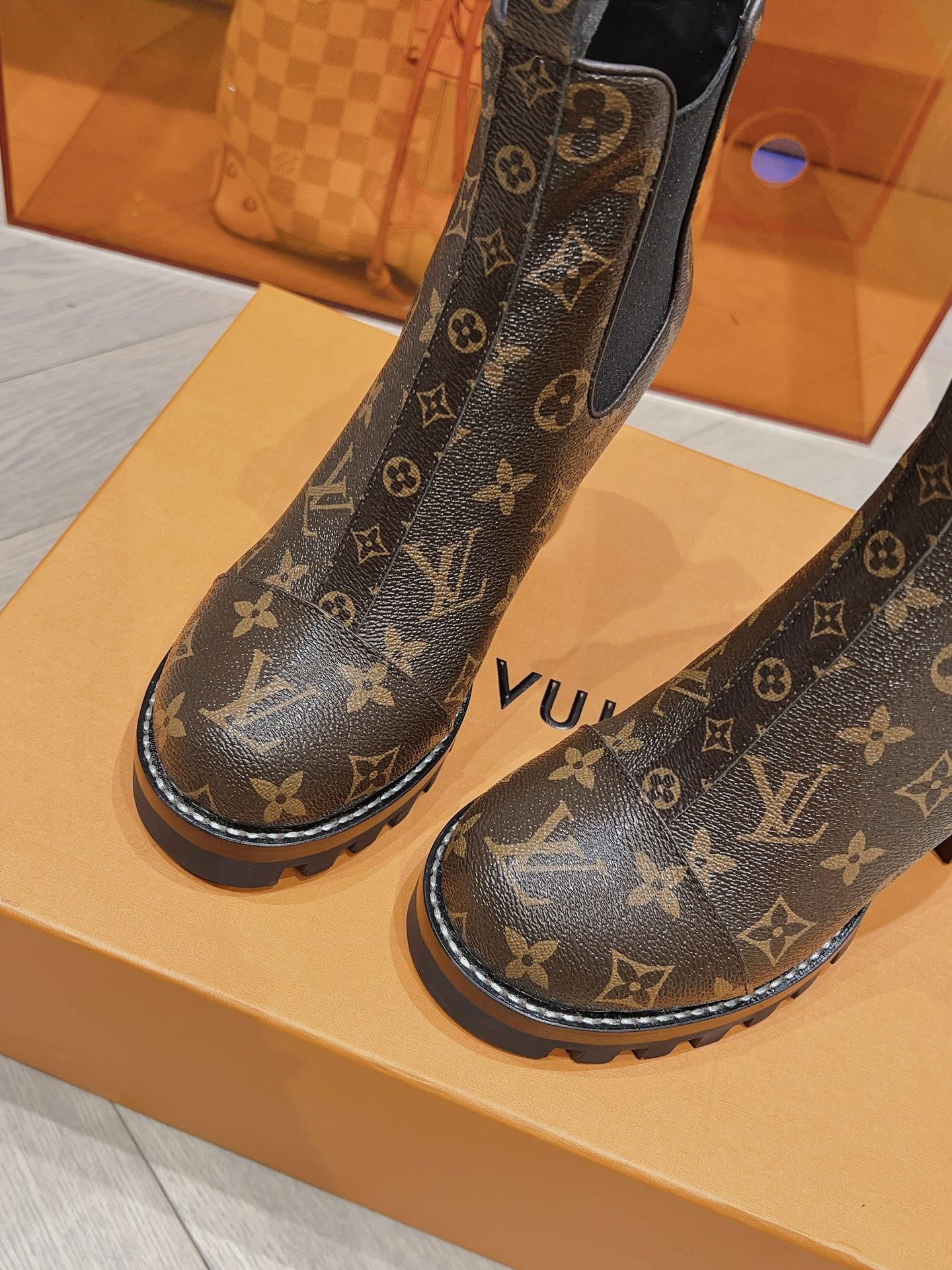 LV - Новинка сезона осень/зима 2023 - Ботильоны на высоком каблуке - Узор ?монограмма?