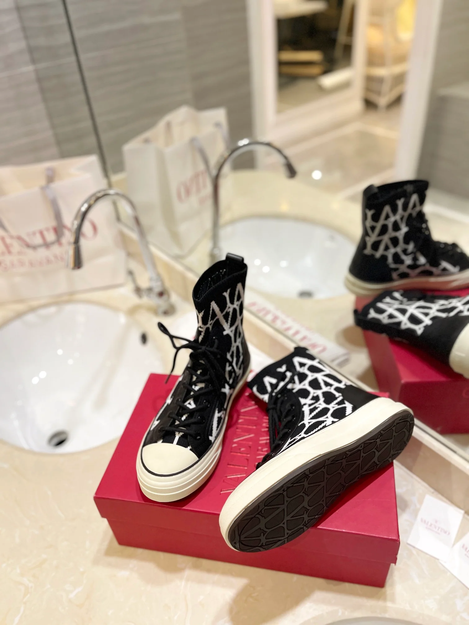 Туфли-носки Valentino до середины икры - унисекс - черно-белые