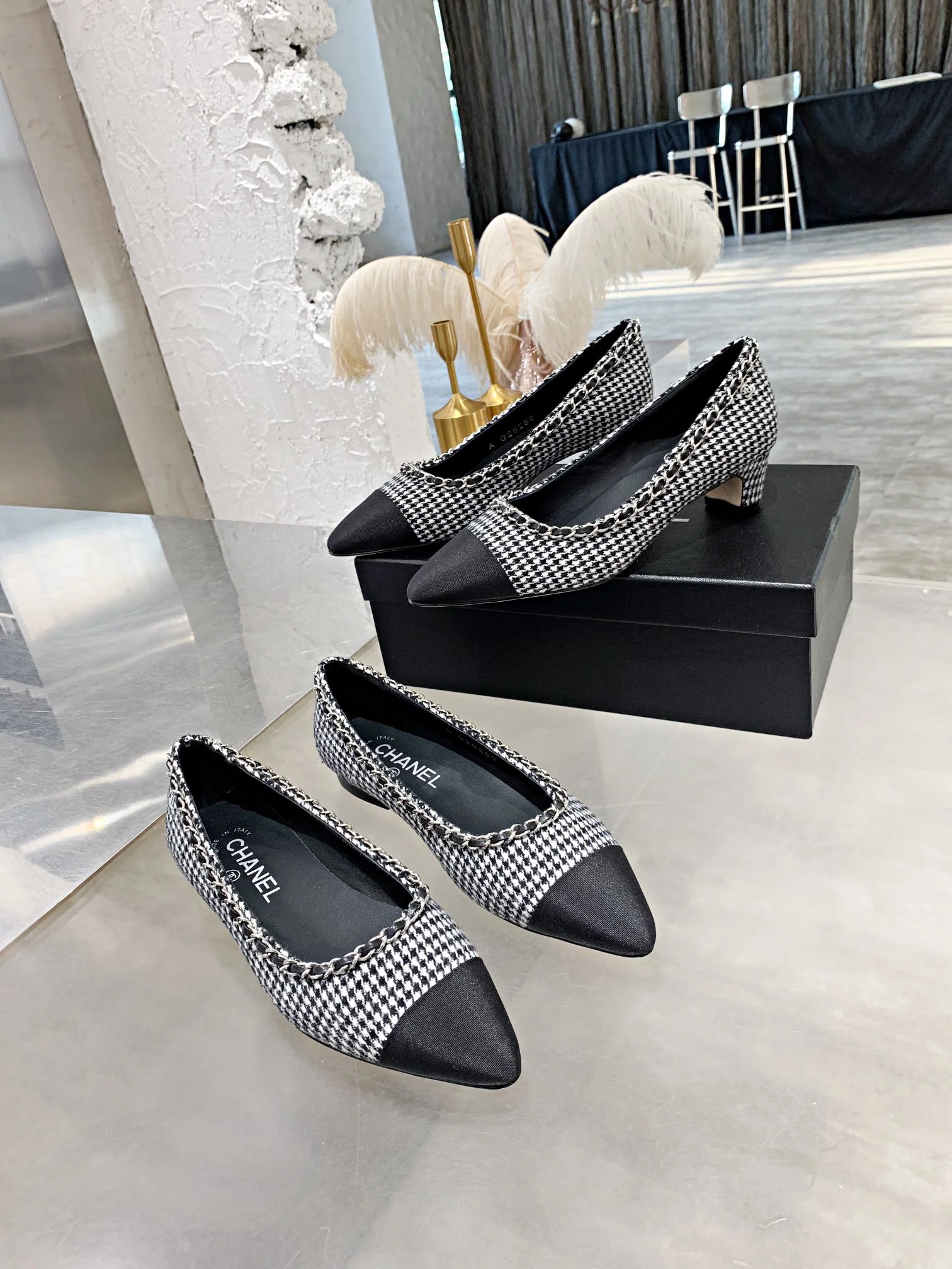 Туфли Chanel с цепочкой, острым носком и низким каблуком - черные