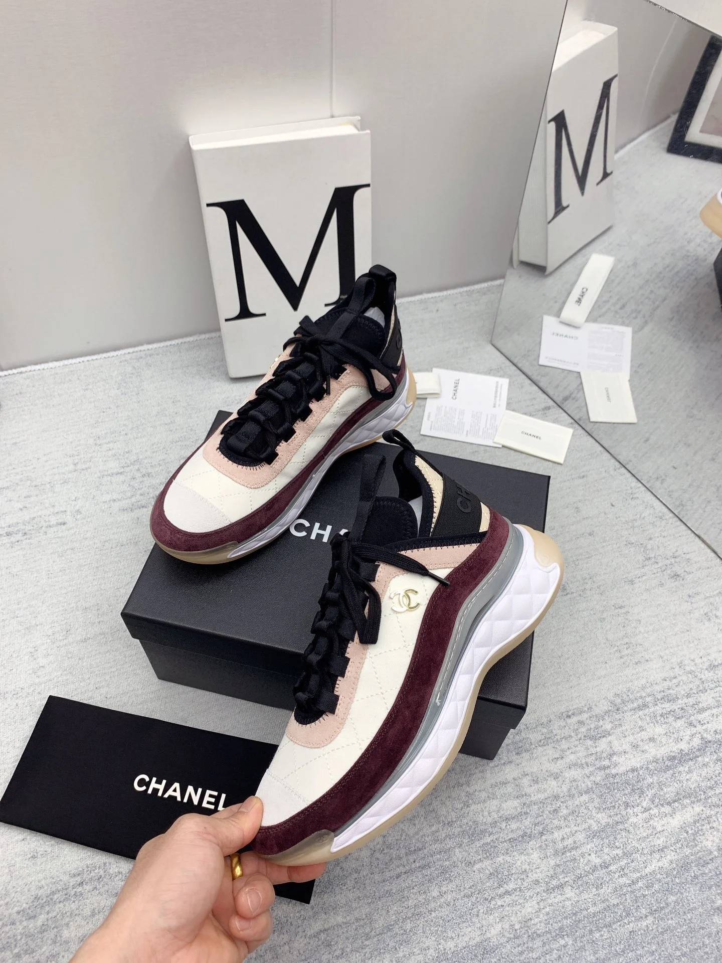 Новинка сезона осень/зима 2021 от Chanel - кроссовки с ромбовидным узором - розово-фиолетовые.