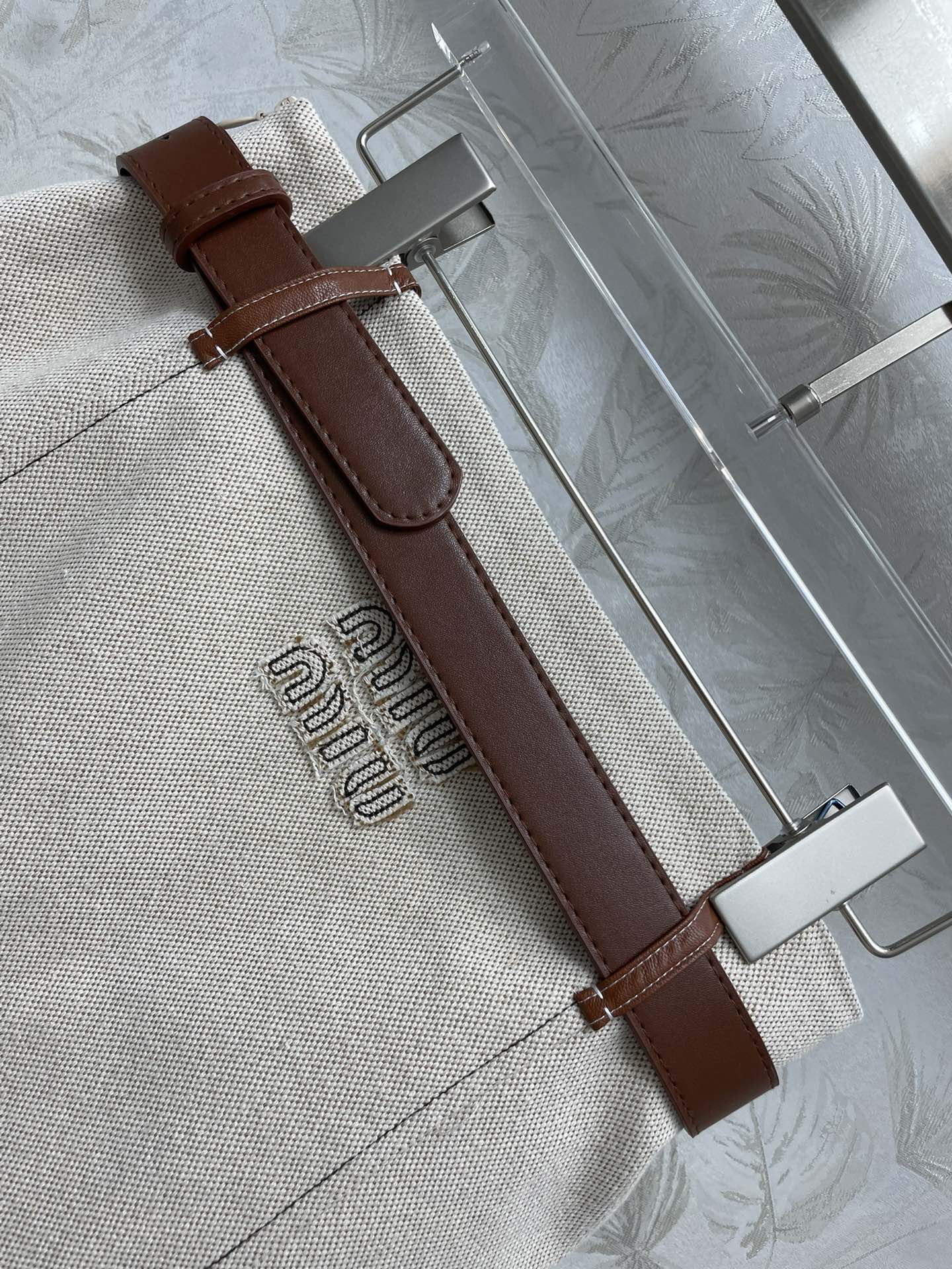 Miu Miu - Весна/Лето 2024. Логотип, вышивка букв, лоскутное шитье, кожаная коллекция, мини-юбка с поясом.