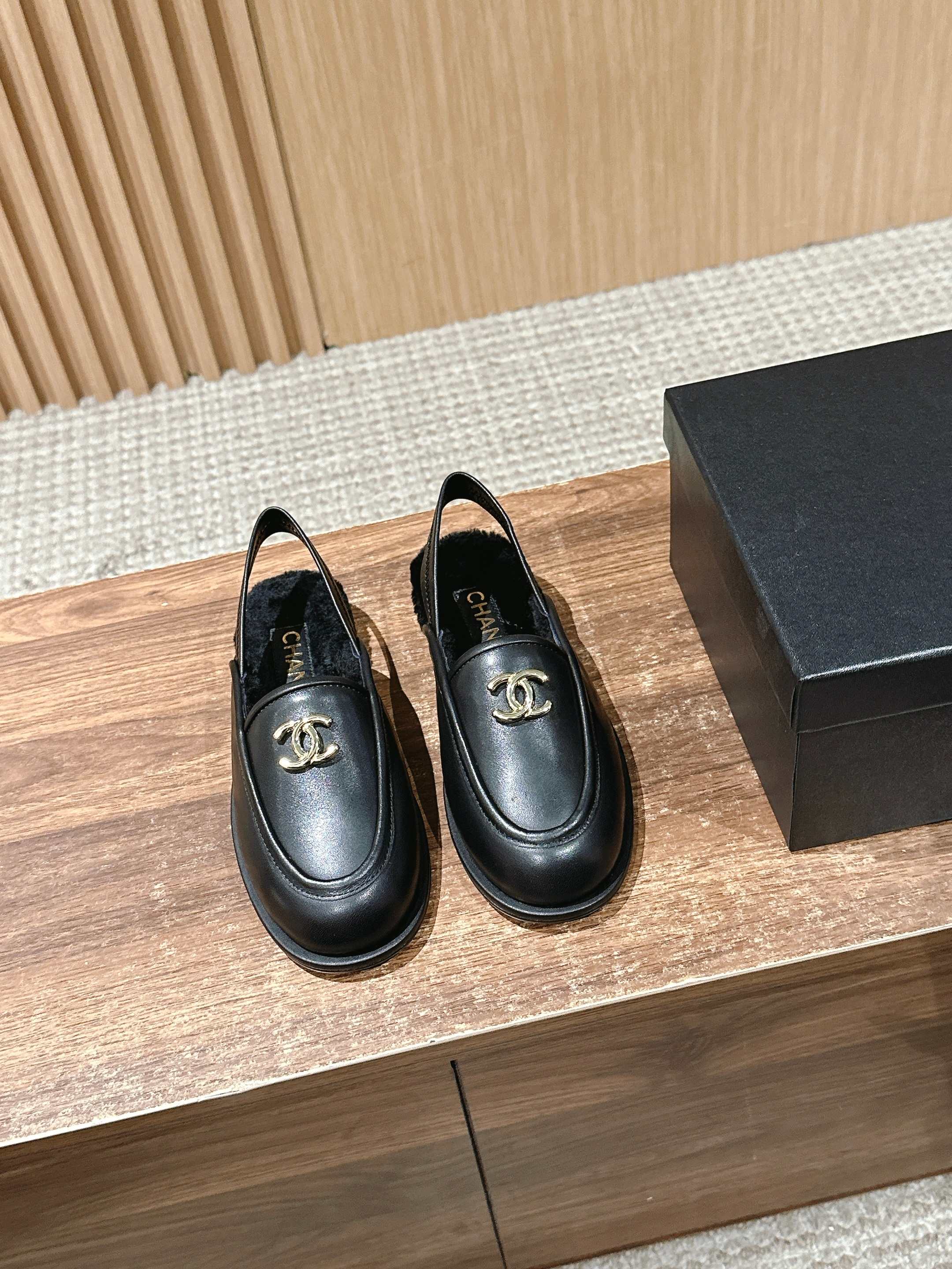 Новинка сезона ?Начало осени? от Chanel — Меховые туфли — Черная кожа