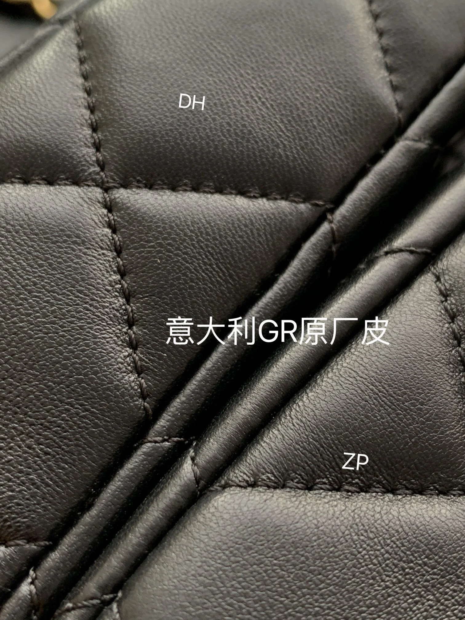 Сумка-хобо Chanel с массивной цепочкой в ??стиле хиппи — черная.