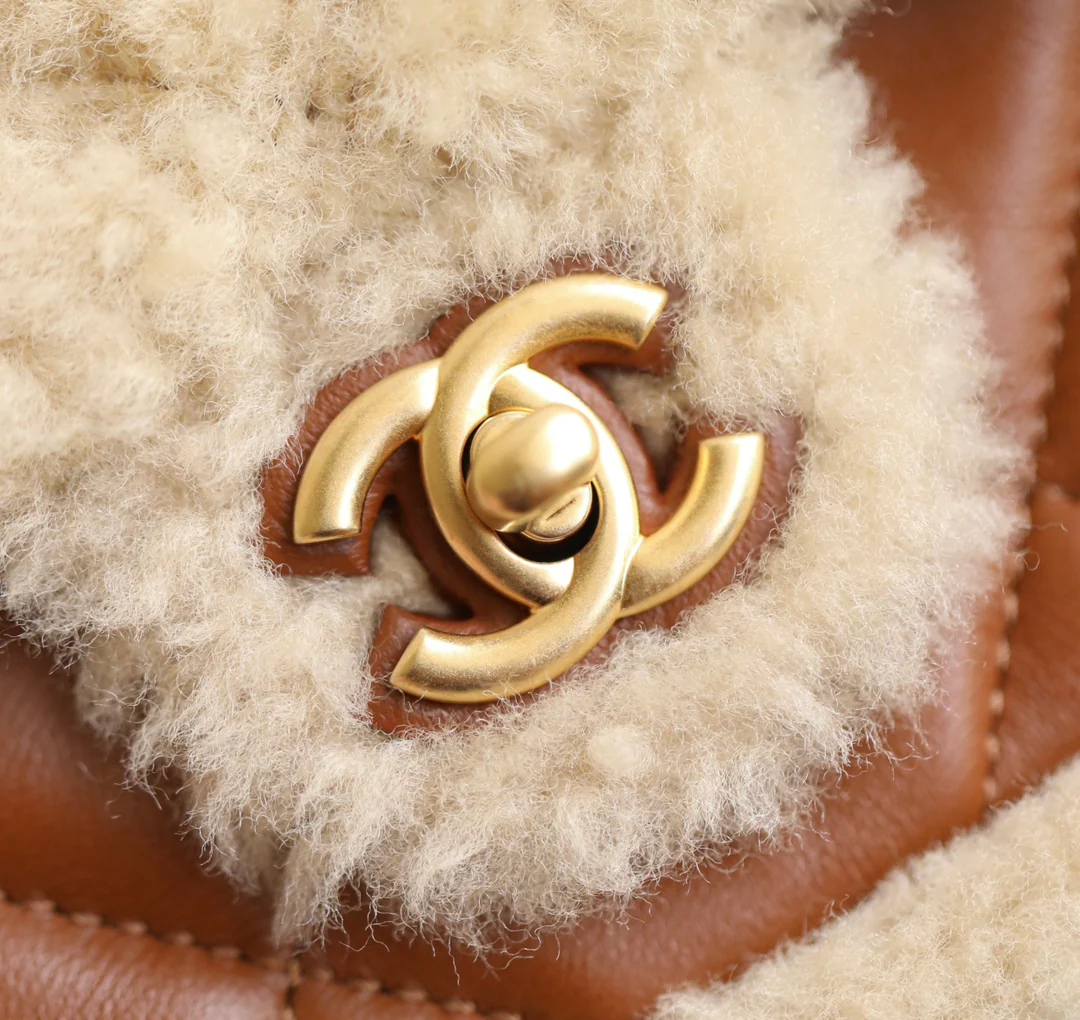 Сумка Chanel с клапаном и цепочкой в ??виде плюшевого мишки из 24-каратного золота (маленькая).