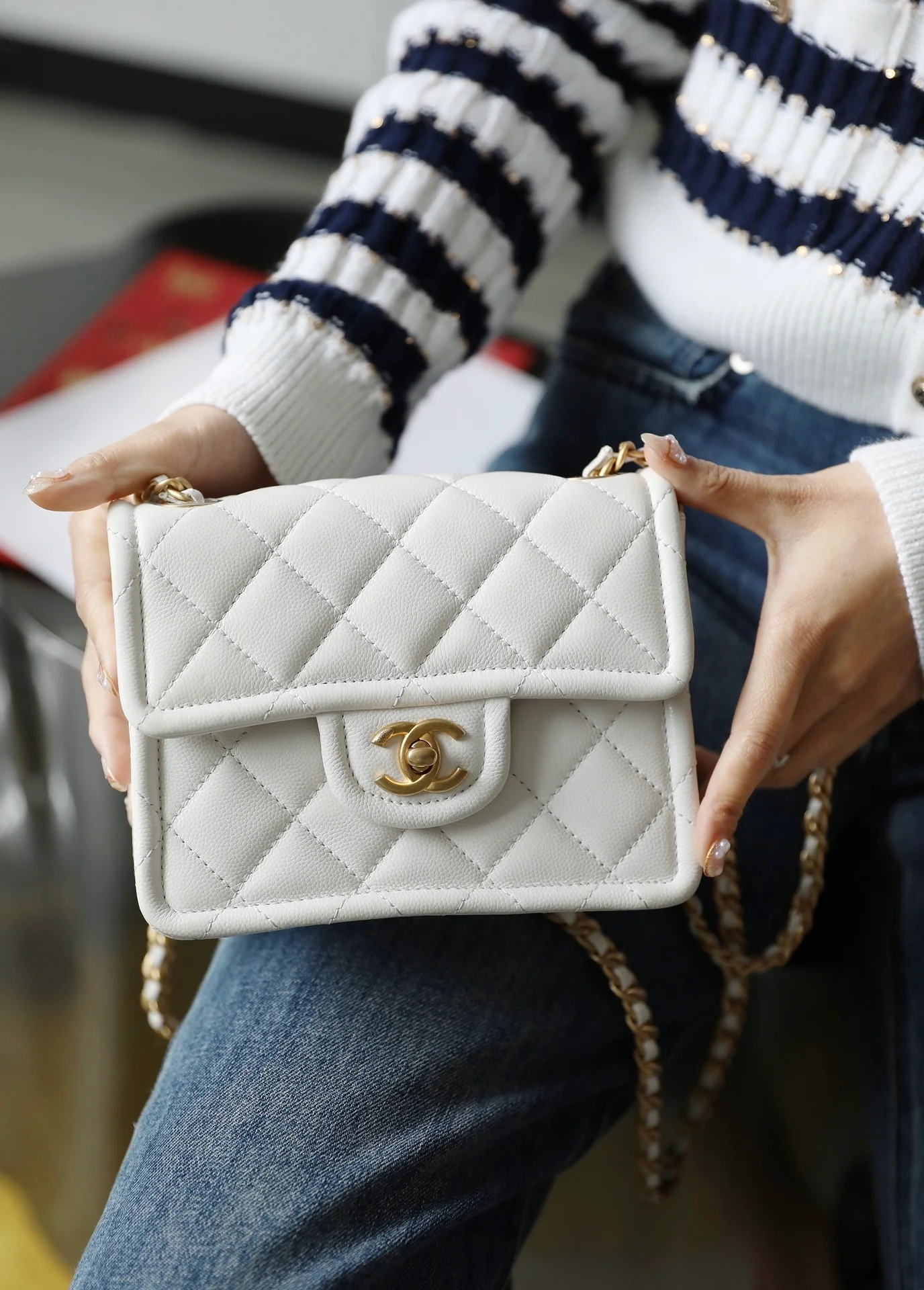 Маленькая булочка из тофу Chanel - белая