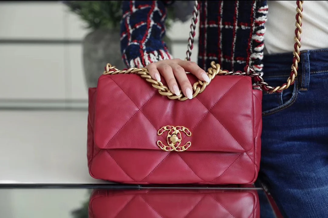 Сумка Chanel 19 — маленькая, сапфирово-красная.