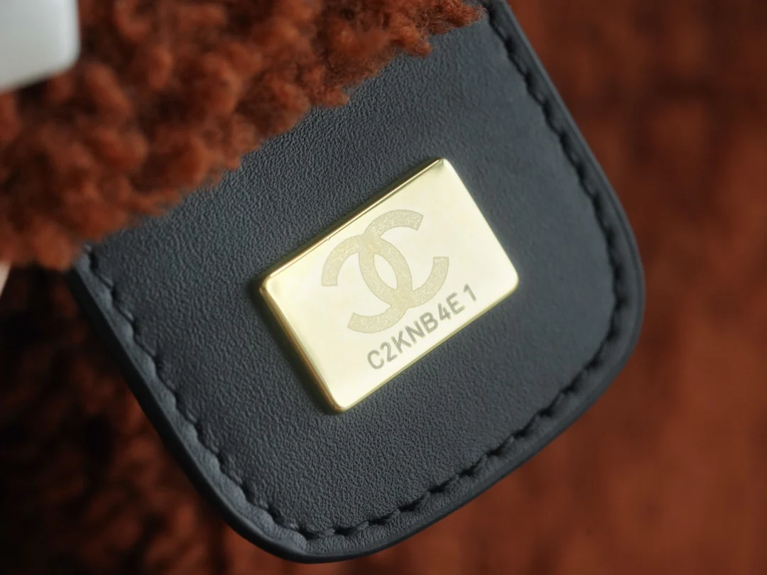 Сумка Chanel No. 22 — вариант с овчиной — чёрно-коричневая.
