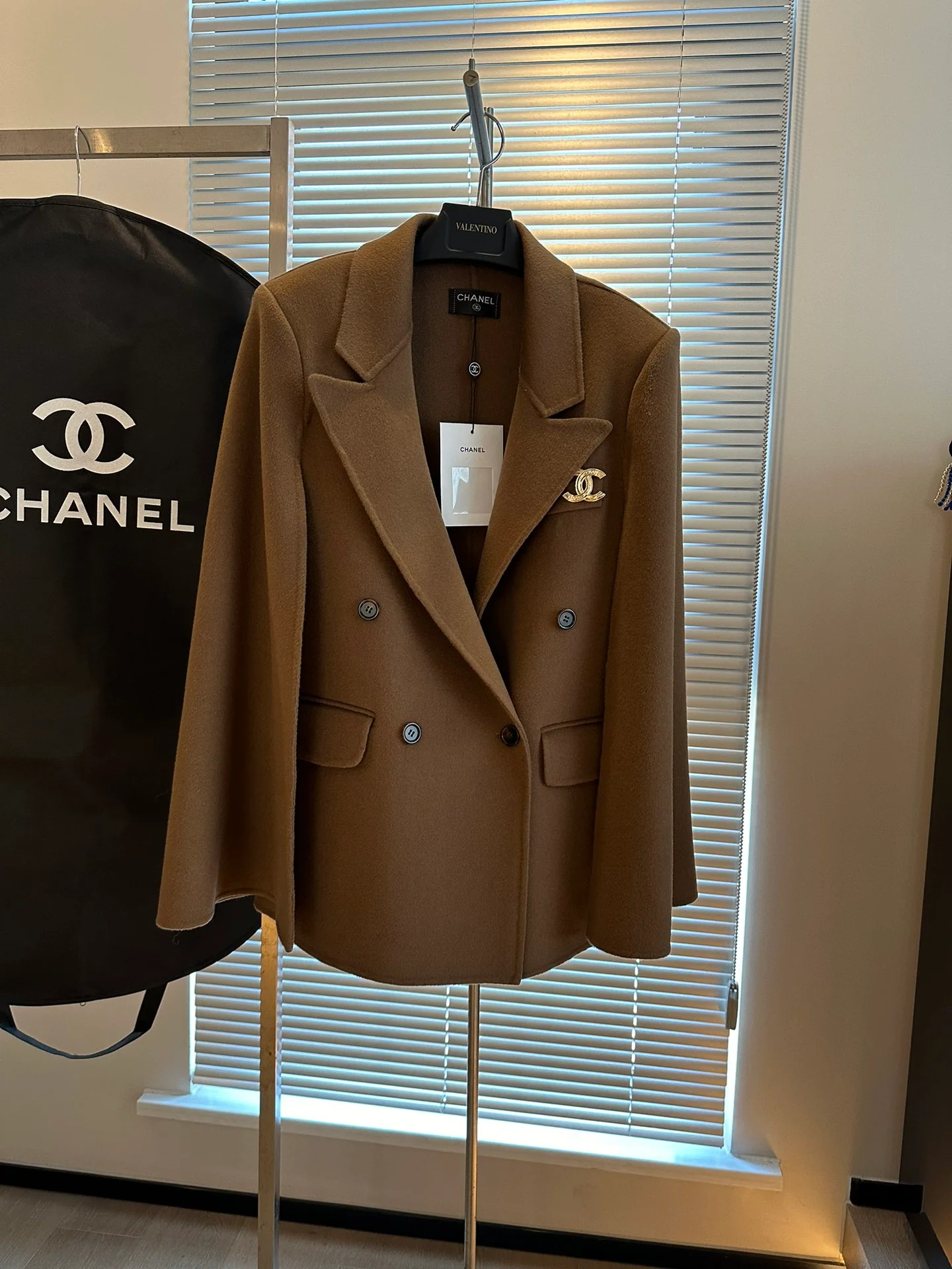 Chanel 2403 - Элегантный шерстяной костюм с дорогой накидкой - Коричневый