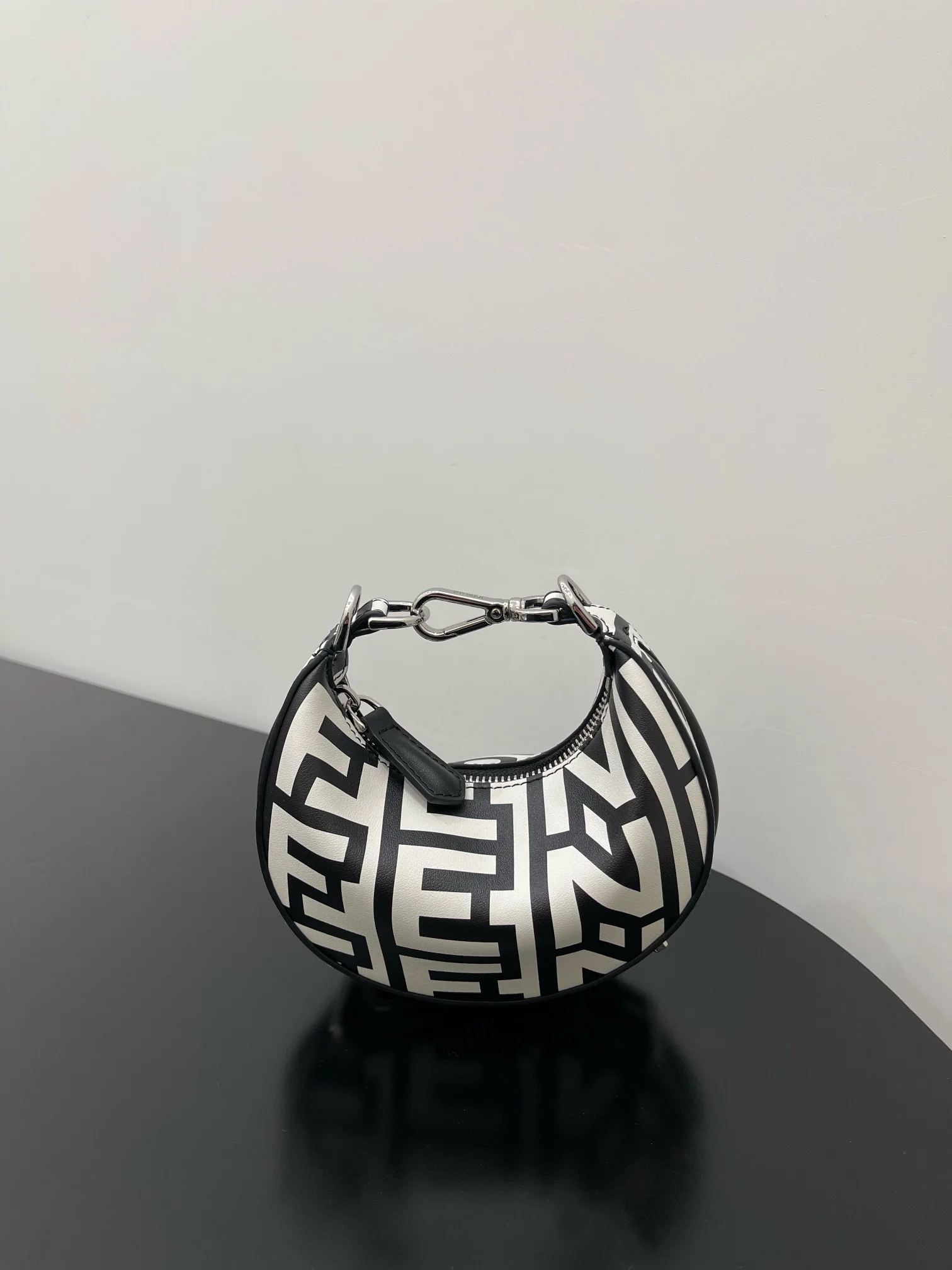 Мини-сумка Fendi Praphy Crescent Moon через плечо — черно-белая коллаборация.